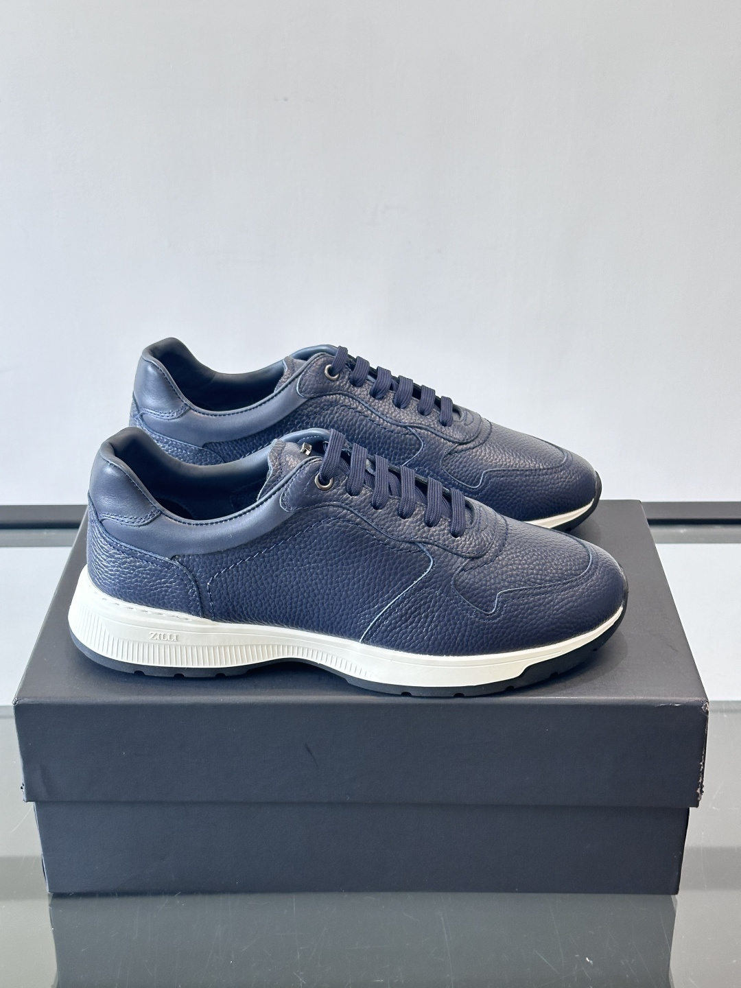ZILLI男士牛皮休闲运动🏋️鞋，选用优质头层牛皮，鞋面光滑细腻，质感满分。经典低帮系带设计，鞋侧和鞋底