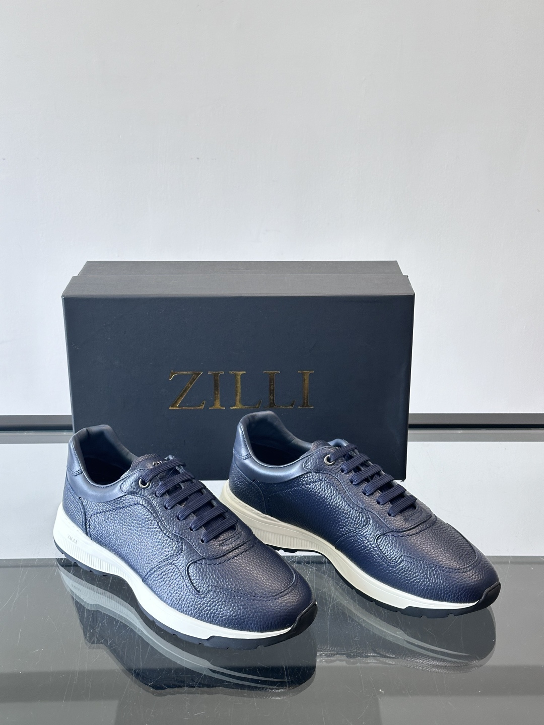 ZILLI男士牛皮休闲运动🏋️鞋，选用优质头层牛皮，鞋面光滑细腻，质感满分。经典低帮系带设计，鞋侧和鞋底
