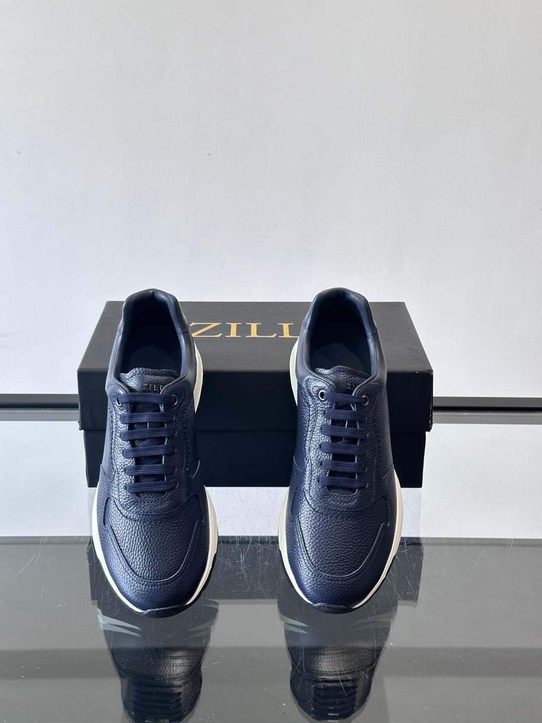 ZILLI男士牛皮休闲运动🏋️鞋，选用优质头层牛皮，鞋面光滑细腻，质感满分。经典低帮系带设计，鞋侧和鞋底
