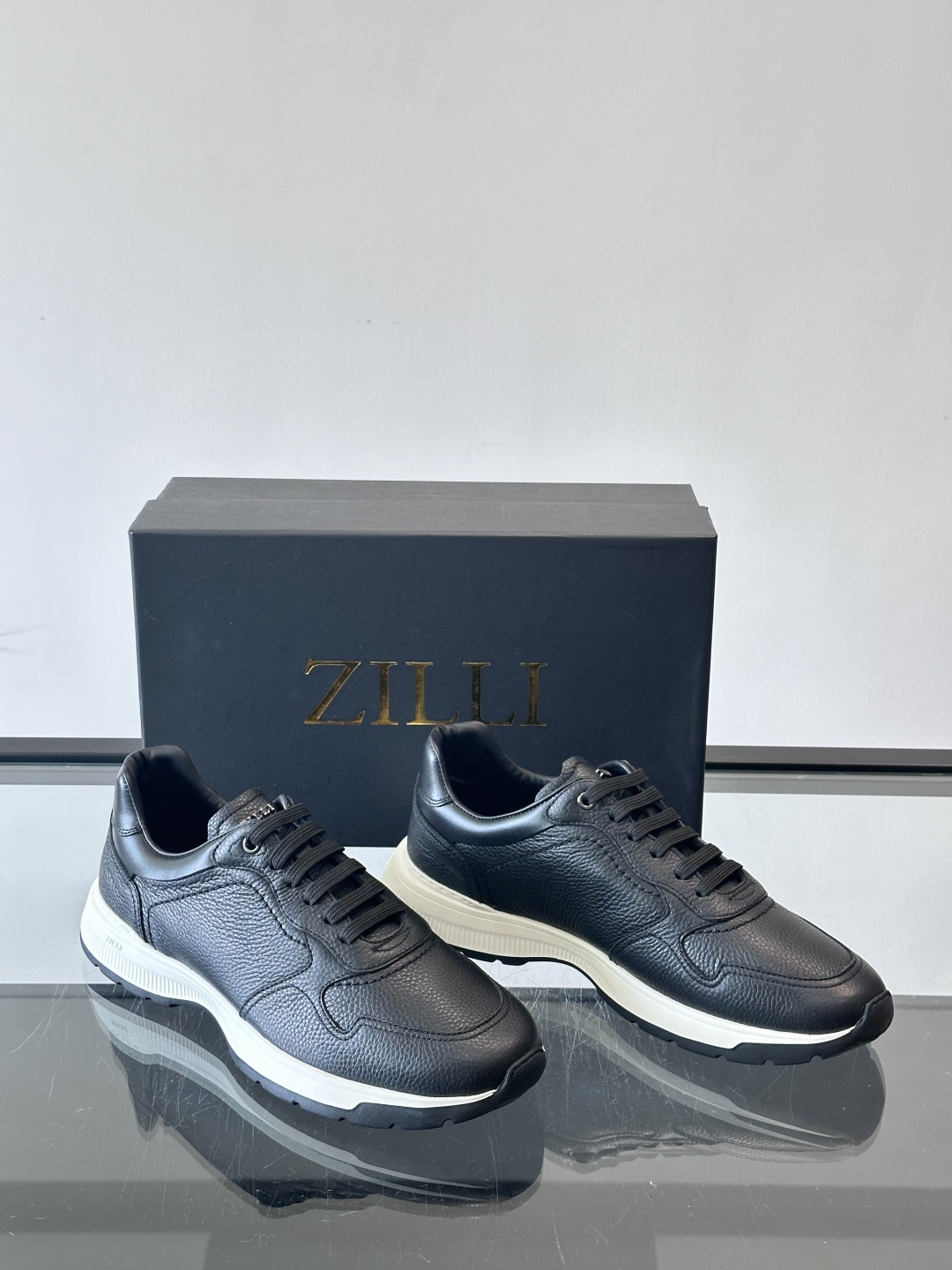 ZILLI男士牛皮休闲运动🏋️鞋，选用优质头层牛皮，鞋面光滑细腻，质感满分。经典低帮系带设计，鞋侧和鞋底