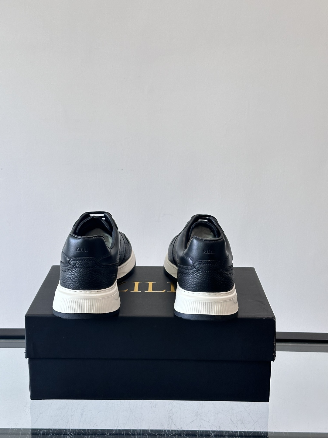 ZILLI男士牛皮休闲运动🏋️鞋，选用优质头层牛皮，鞋面光滑细腻，质感满分。经典低帮系带设计，鞋侧和鞋底