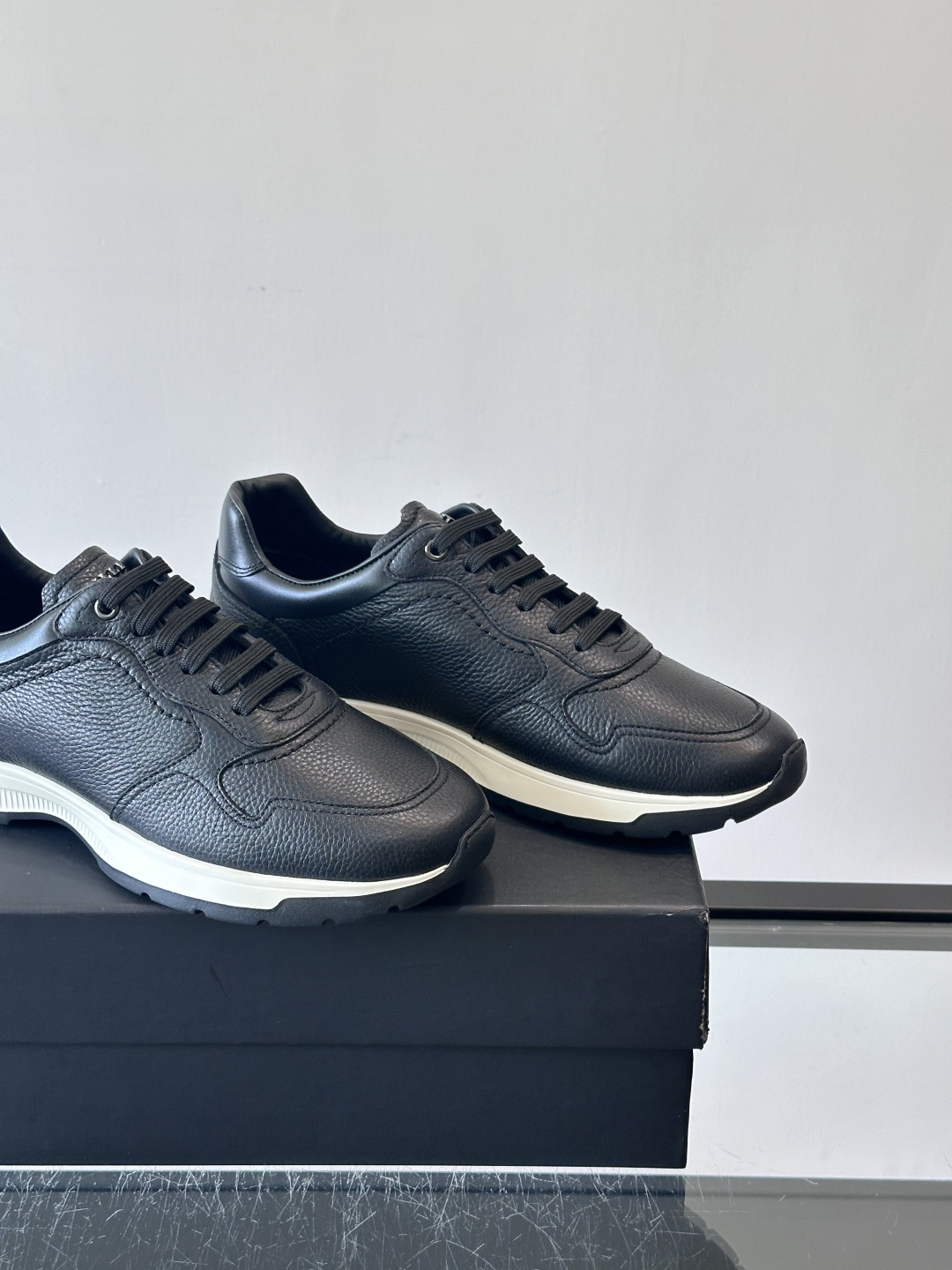 ZILLI男士牛皮休闲运动🏋️鞋，选用优质头层牛皮，鞋面光滑细腻，质感满分。经典低帮系带设计，鞋侧和鞋底