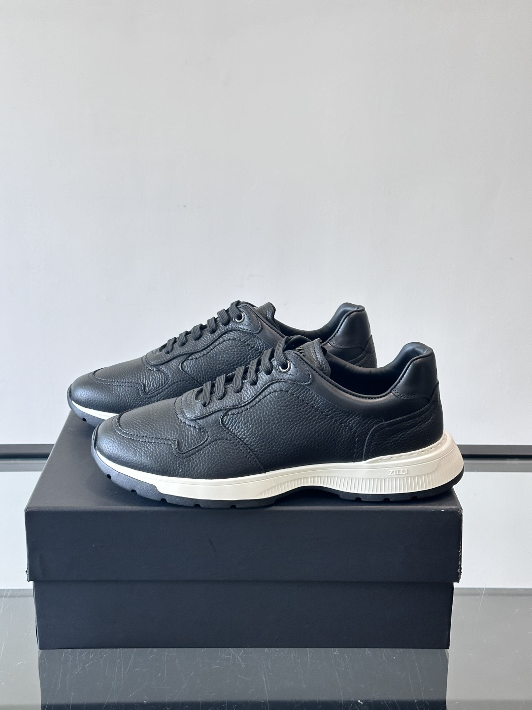 ZILLI男士牛皮休闲运动🏋️鞋，选用优质头层牛皮，鞋面光滑细腻，质感满分。经典低帮系带设计，鞋侧和鞋底
