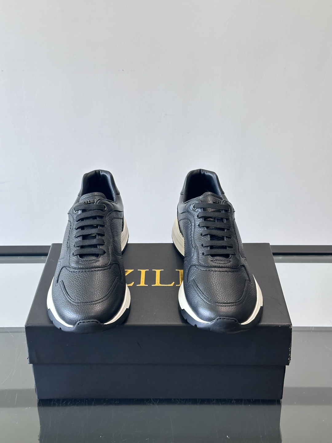 ZILLI男士牛皮休闲运动🏋️鞋，选用优质头层牛皮，鞋面光滑细腻，质感满分。经典低帮系带设计，鞋侧和鞋底