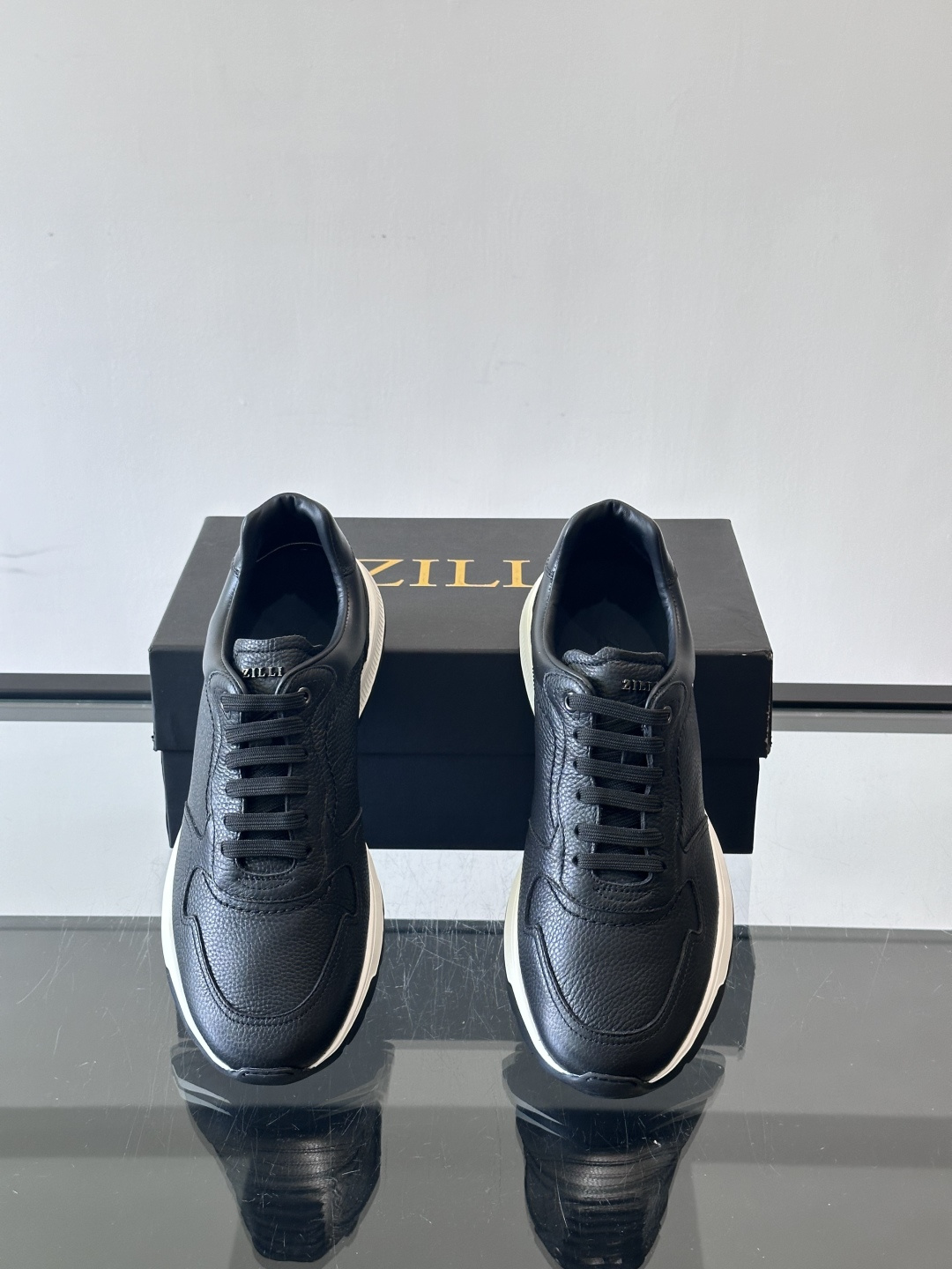 ZILLI男士牛皮休闲运动🏋️鞋，选用优质头层牛皮，鞋面光滑细腻，质感满分。经典低帮系带设计，鞋侧和鞋底