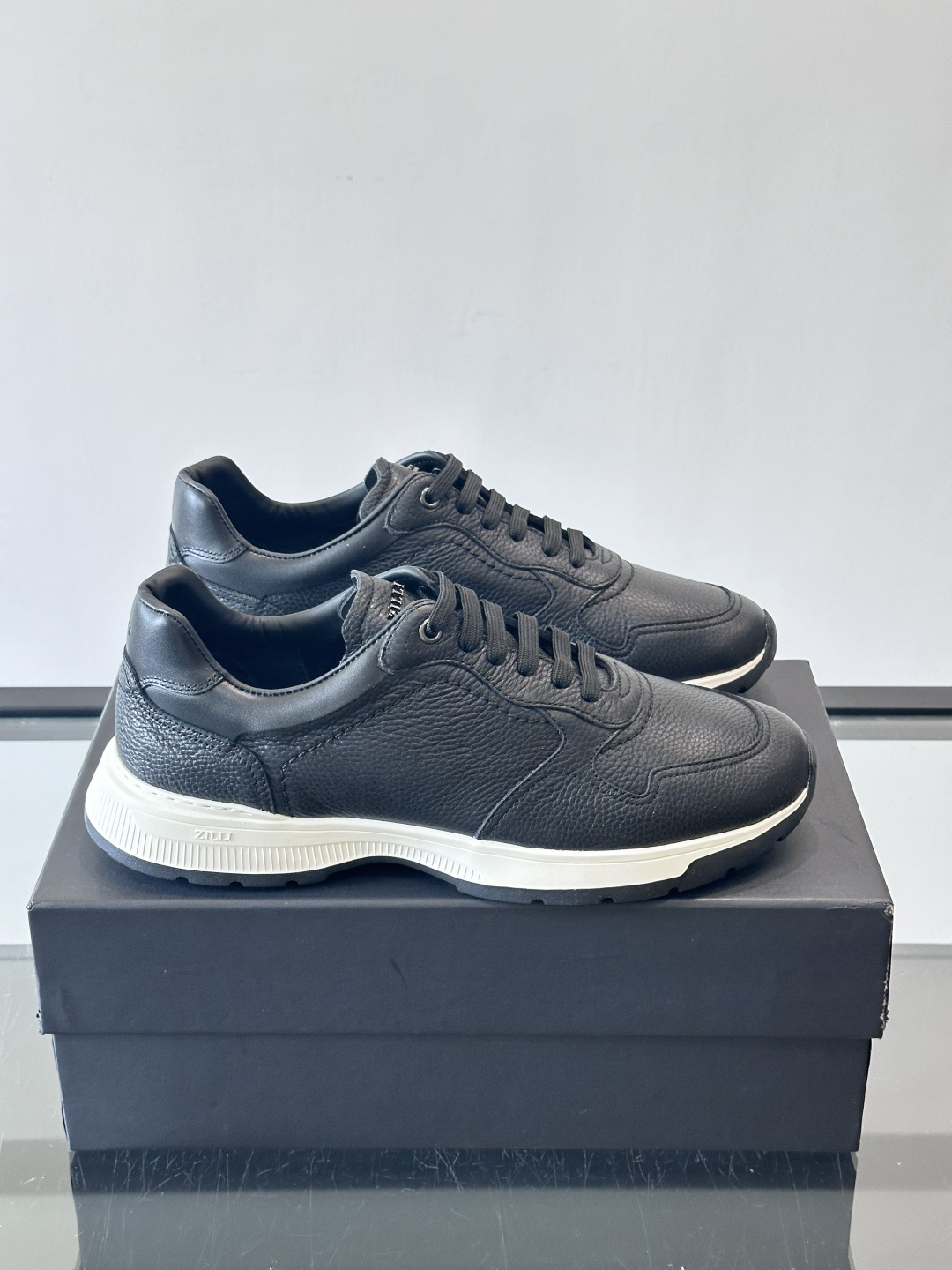 ZILLI男士牛皮休闲运动🏋️鞋，选用优质头层牛皮，鞋面光滑细腻，质感满分。经典低帮系带设计，鞋侧和鞋底