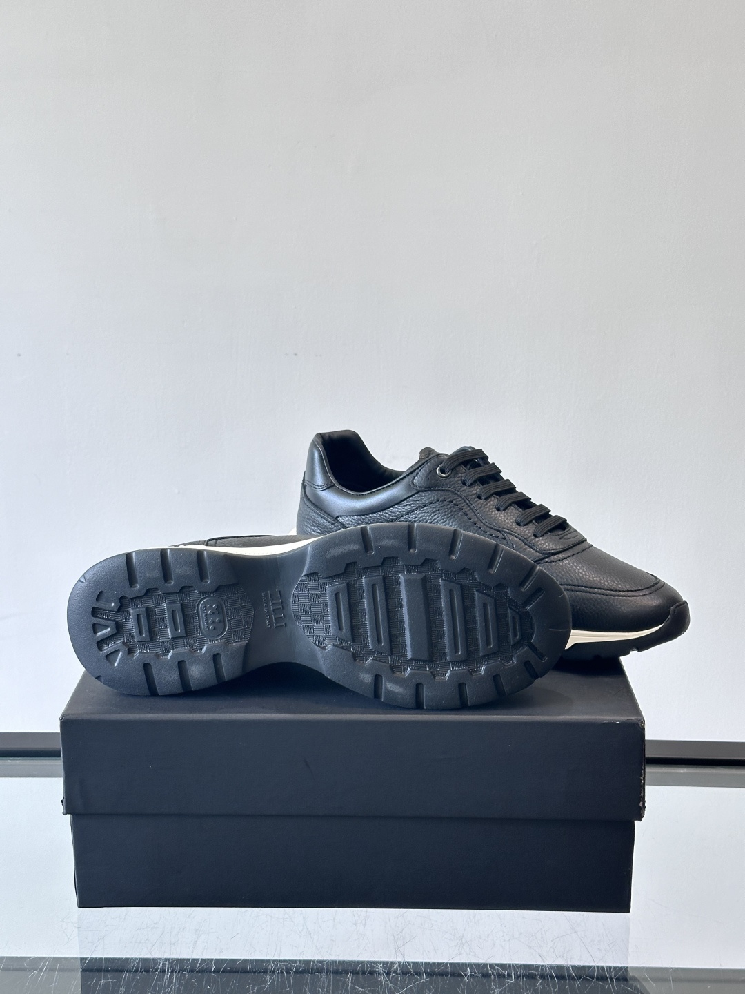 ZILLI男士牛皮休闲运动🏋️鞋，选用优质头层牛皮，鞋面光滑细腻，质感满分。经典低帮系带设计，鞋侧和鞋底