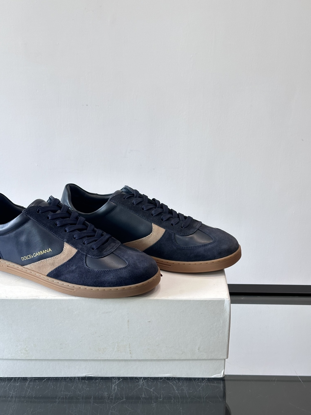 Dolce & Gabbana 德训鞋 麂皮＋牛皮革拼接，质感细腻又耐用。橡胶鞋底防滑耐磨，日常通勤或休