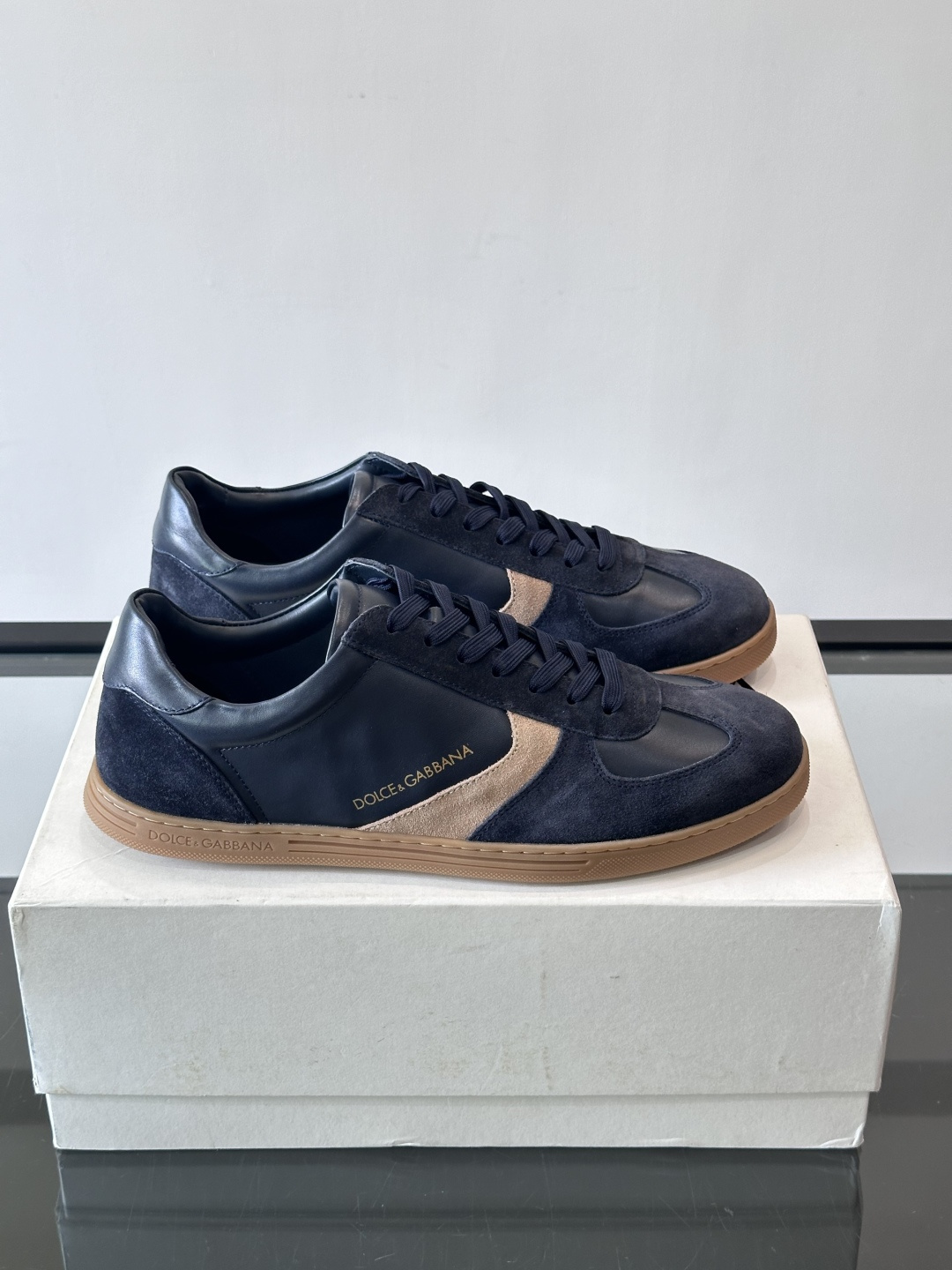 Dolce & Gabbana 德训鞋 麂皮＋牛皮革拼接，质感细腻又耐用。橡胶鞋底防滑耐磨，日常通勤或休