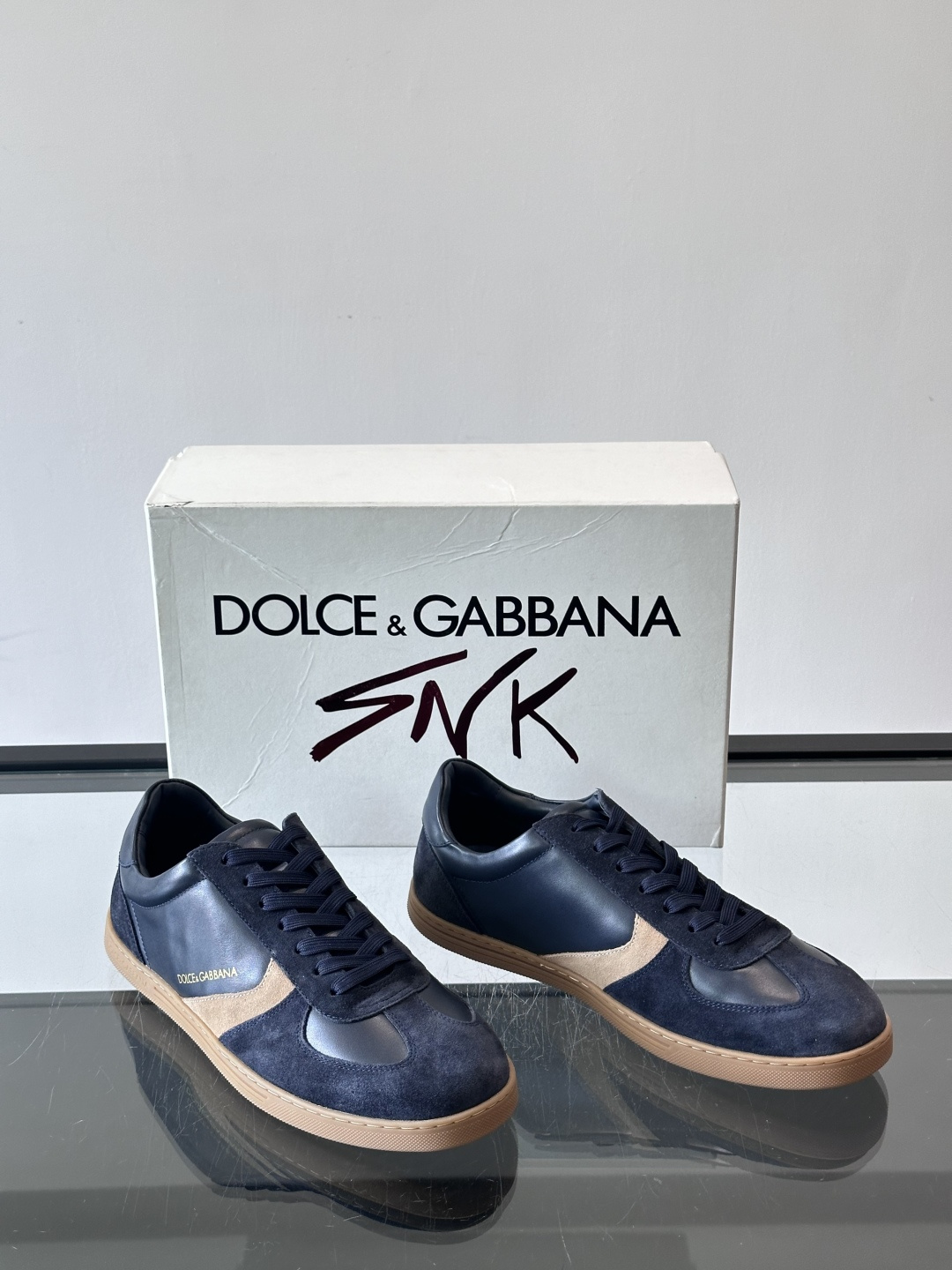 Dolce & Gabbana 德训鞋 麂皮＋牛皮革拼接，质感细腻又耐用。橡胶鞋底防滑耐磨，日常通勤或休