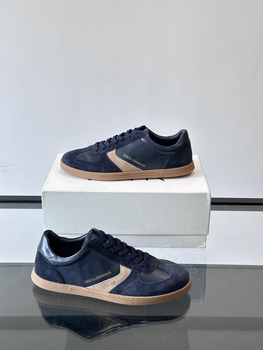 Dolce & Gabbana 德训鞋 麂皮＋牛皮革拼接，质感细腻又耐用。橡胶鞋底防滑耐磨，日常通勤或休