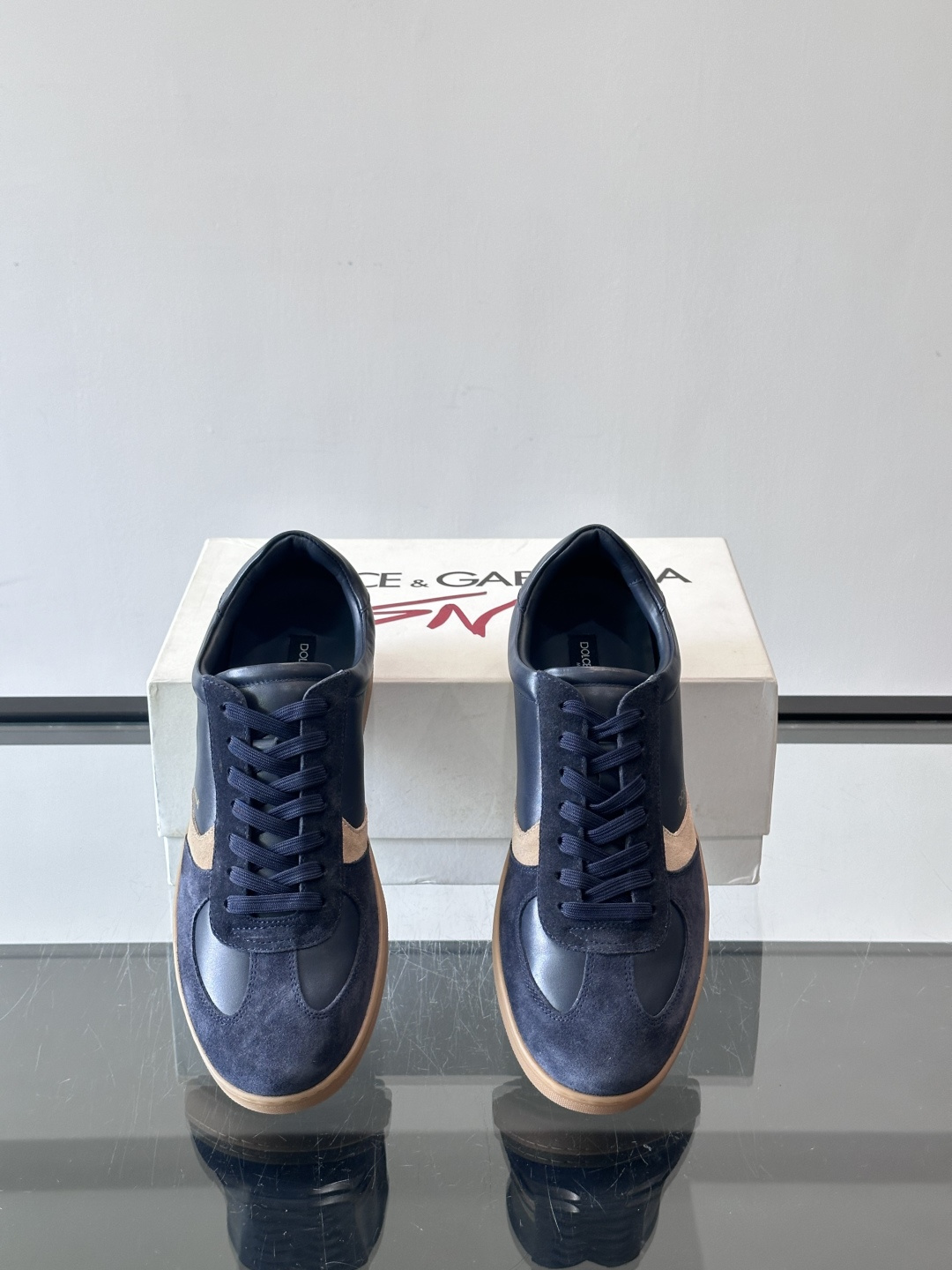 Dolce & Gabbana 德训鞋 麂皮＋牛皮革拼接，质感细腻又耐用。橡胶鞋底防滑耐磨，日常通勤或休