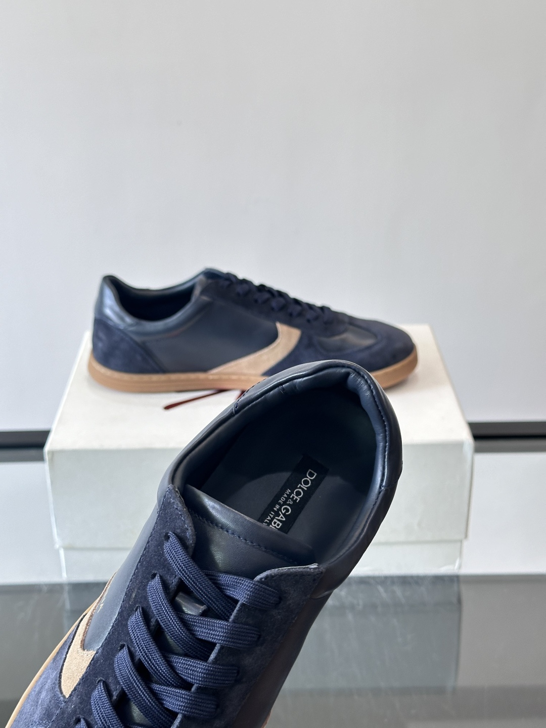 Dolce & Gabbana 德训鞋 麂皮＋牛皮革拼接，质感细腻又耐用。橡胶鞋底防滑耐磨，日常通勤或休