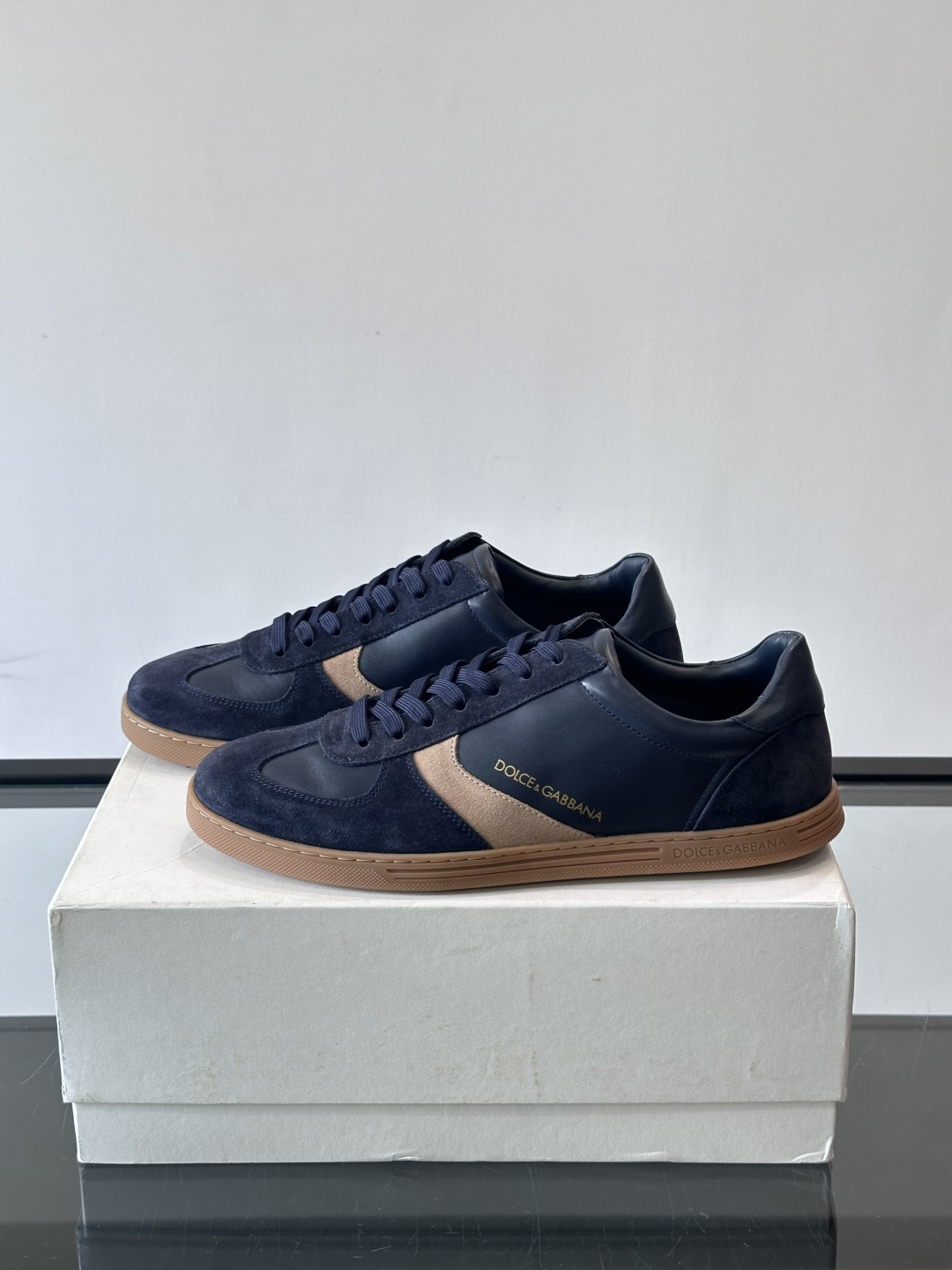 Dolce & Gabbana 德训鞋 麂皮＋牛皮革拼接，质感细腻又耐用。橡胶鞋底防滑耐磨，日常通勤或休