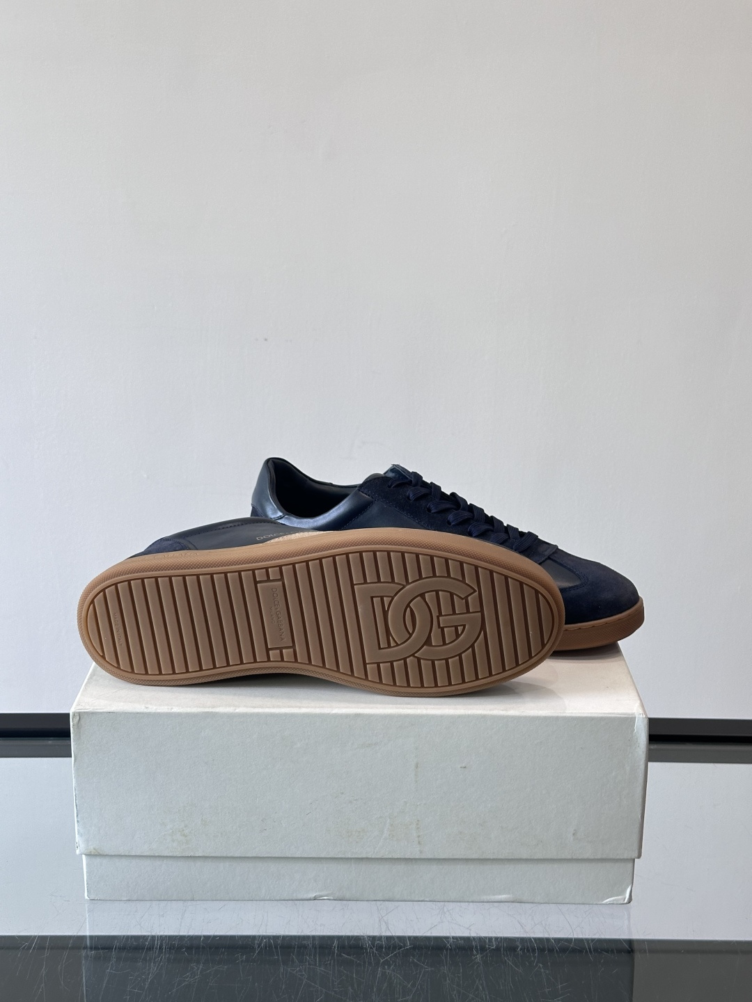 Dolce & Gabbana 德训鞋 麂皮＋牛皮革拼接，质感细腻又耐用。橡胶鞋底防滑耐磨，日常通勤或休