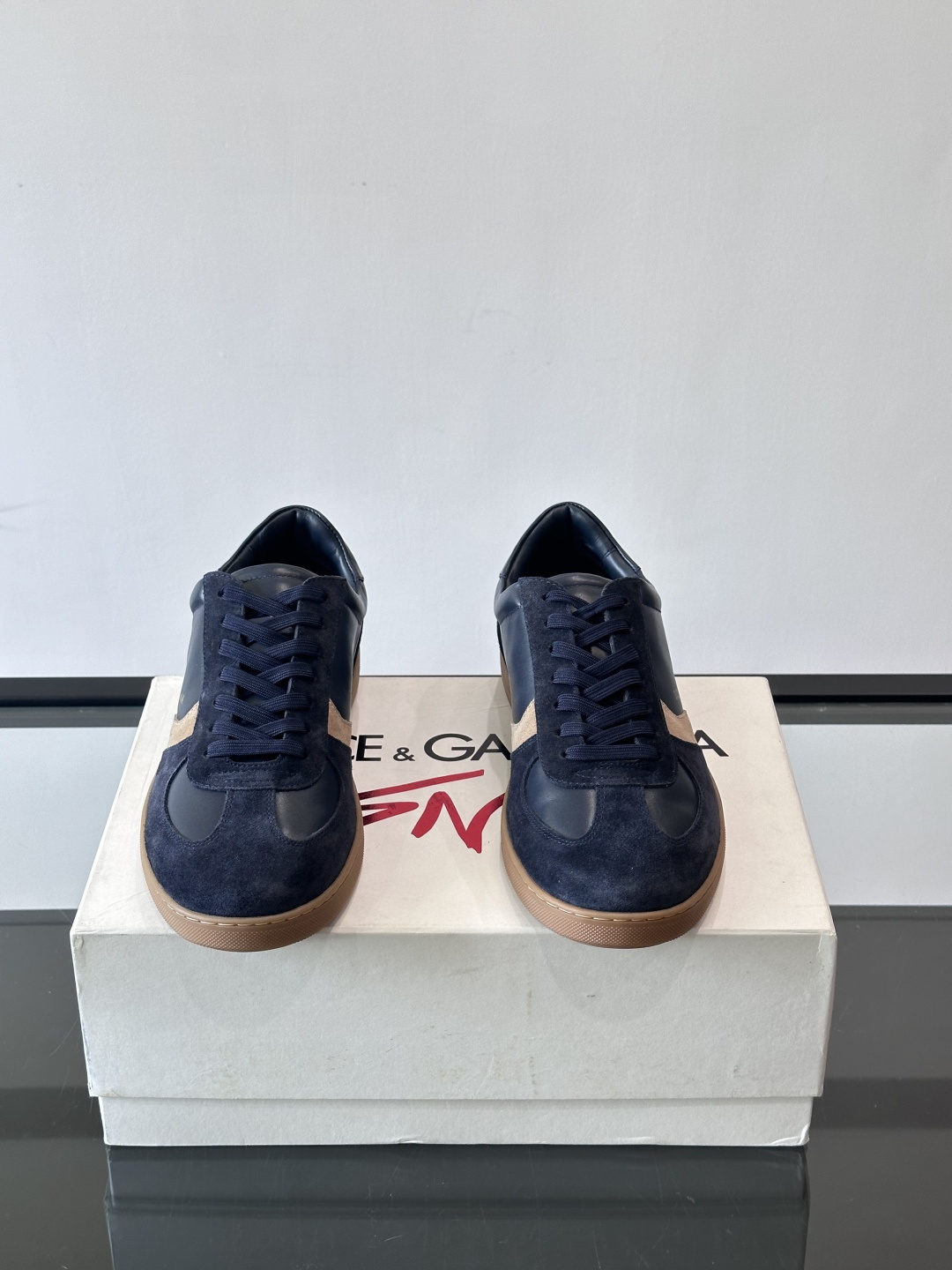 Dolce & Gabbana 德训鞋 麂皮＋牛皮革拼接，质感细腻又耐用。橡胶鞋底防滑耐磨，日常通勤或休