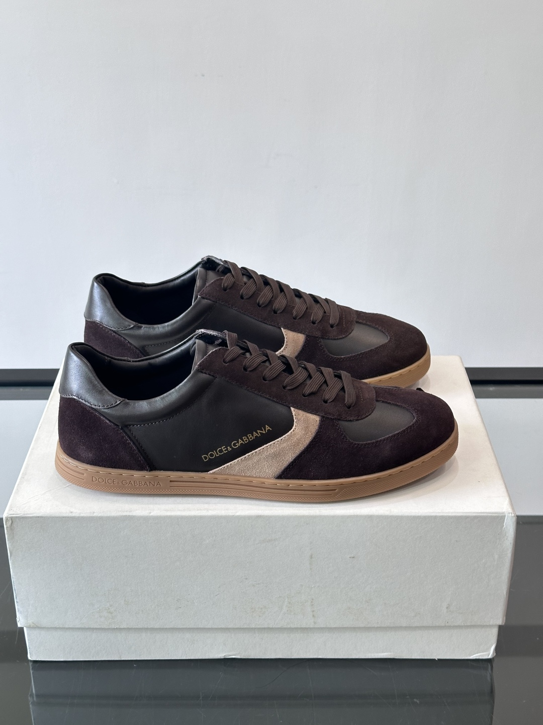 Dolce & Gabbana 德训鞋 麂皮＋牛皮革拼接，质感细腻又耐用。橡胶鞋底防滑耐磨，日常通勤或休