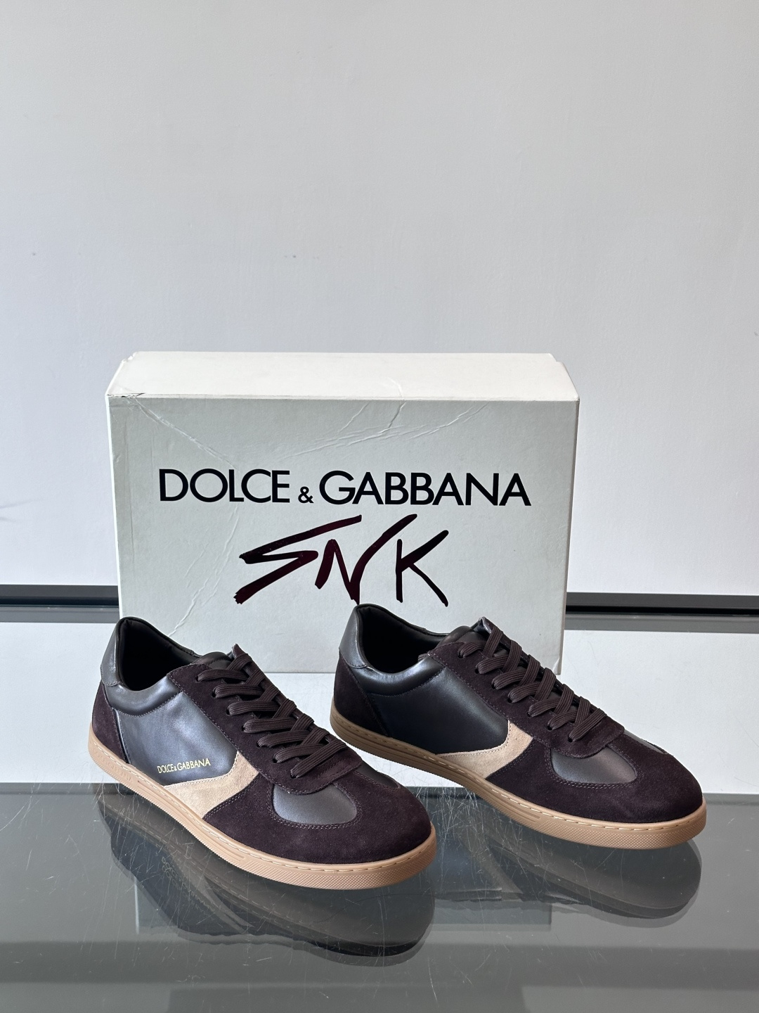 Dolce & Gabbana 德训鞋 麂皮＋牛皮革拼接，质感细腻又耐用。橡胶鞋底防滑耐磨，日常通勤或休