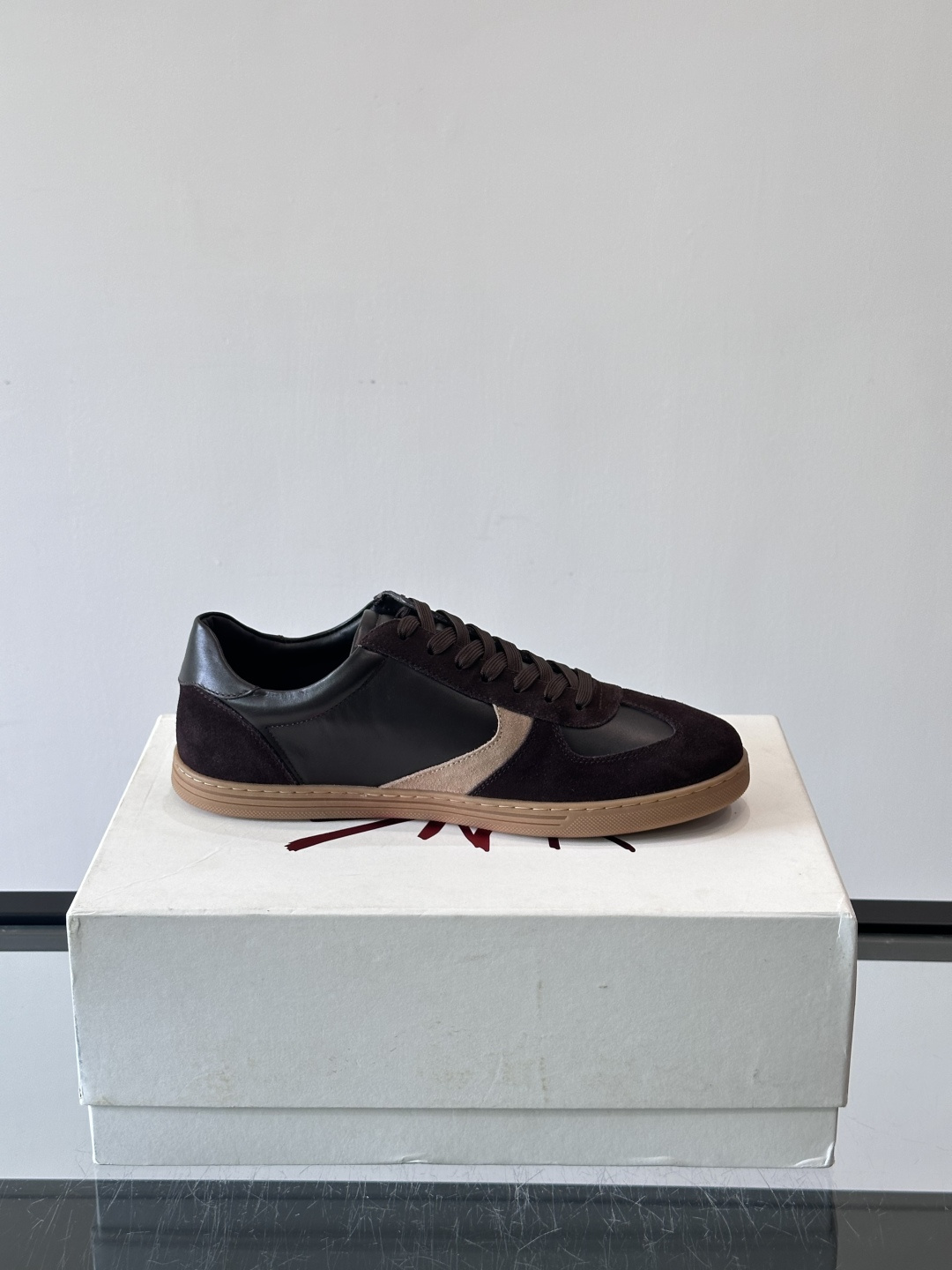 Dolce & Gabbana 德训鞋 麂皮＋牛皮革拼接，质感细腻又耐用。橡胶鞋底防滑耐磨，日常通勤或休