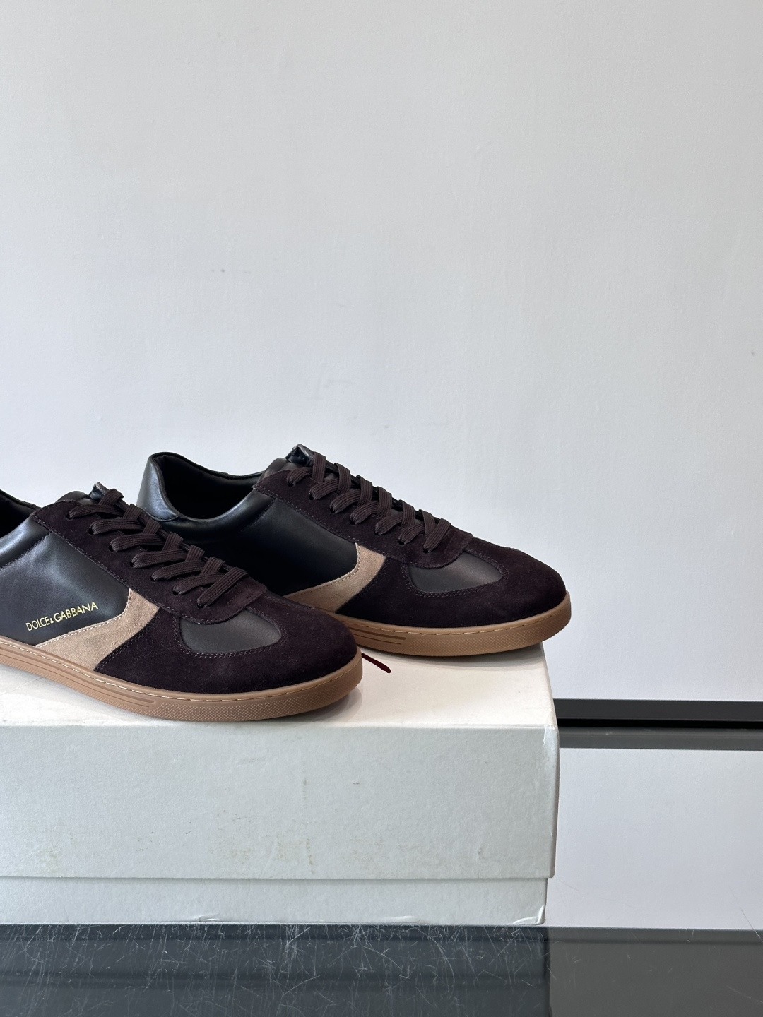 Dolce & Gabbana 德训鞋 麂皮＋牛皮革拼接，质感细腻又耐用。橡胶鞋底防滑耐磨，日常通勤或休