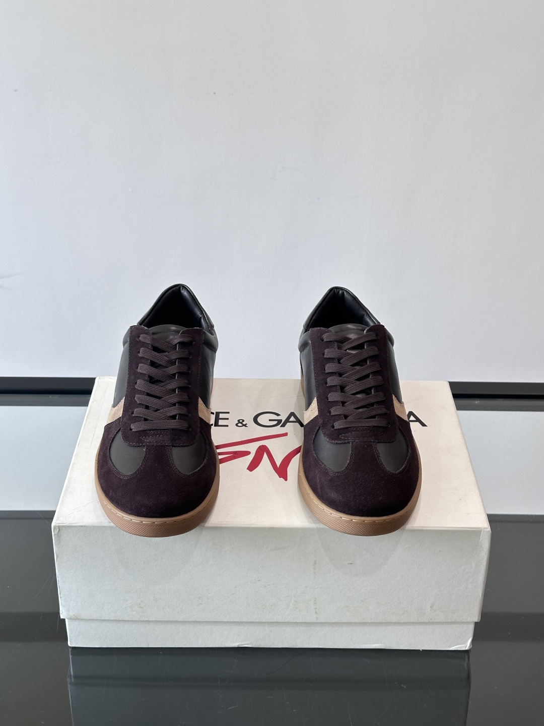 Dolce & Gabbana 德训鞋 麂皮＋牛皮革拼接，质感细腻又耐用。橡胶鞋底防滑耐磨，日常通勤或休