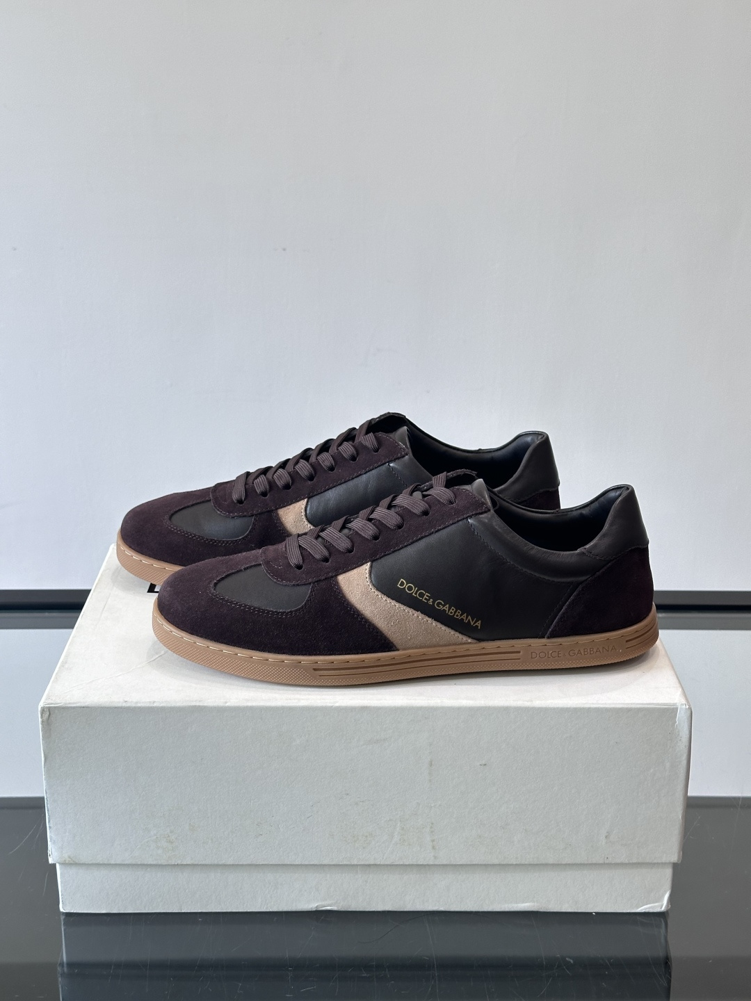 Dolce & Gabbana 德训鞋 麂皮＋牛皮革拼接，质感细腻又耐用。橡胶鞋底防滑耐磨，日常通勤或休