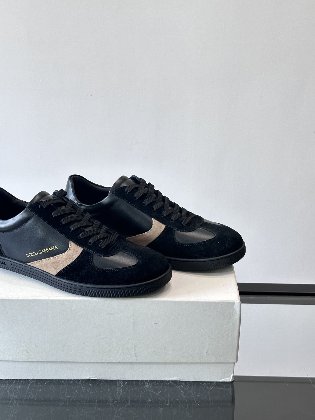 Dolce & Gabbana 德训鞋 麂皮＋牛皮革拼接，质感细腻又耐用。橡胶鞋底防滑耐磨，日常通勤或休