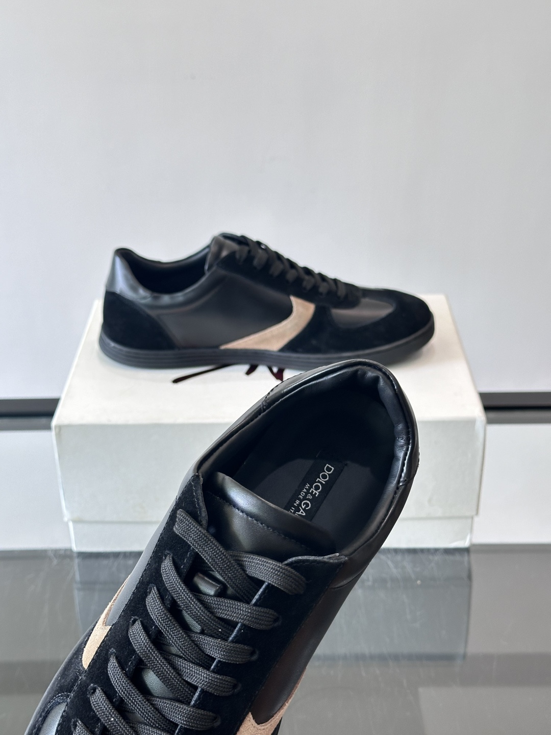 Dolce & Gabbana 德训鞋 麂皮＋牛皮革拼接，质感细腻又耐用。橡胶鞋底防滑耐磨，日常通勤或休