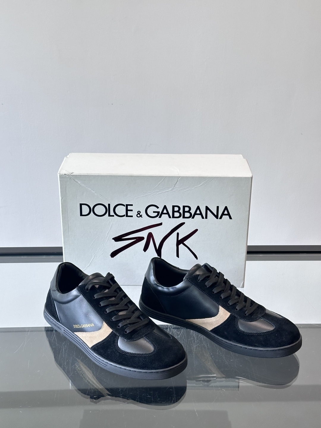 Dolce & Gabbana 德训鞋 麂皮＋牛皮革拼接，质感细腻又耐用。橡胶鞋底防滑耐磨，日常通勤或休