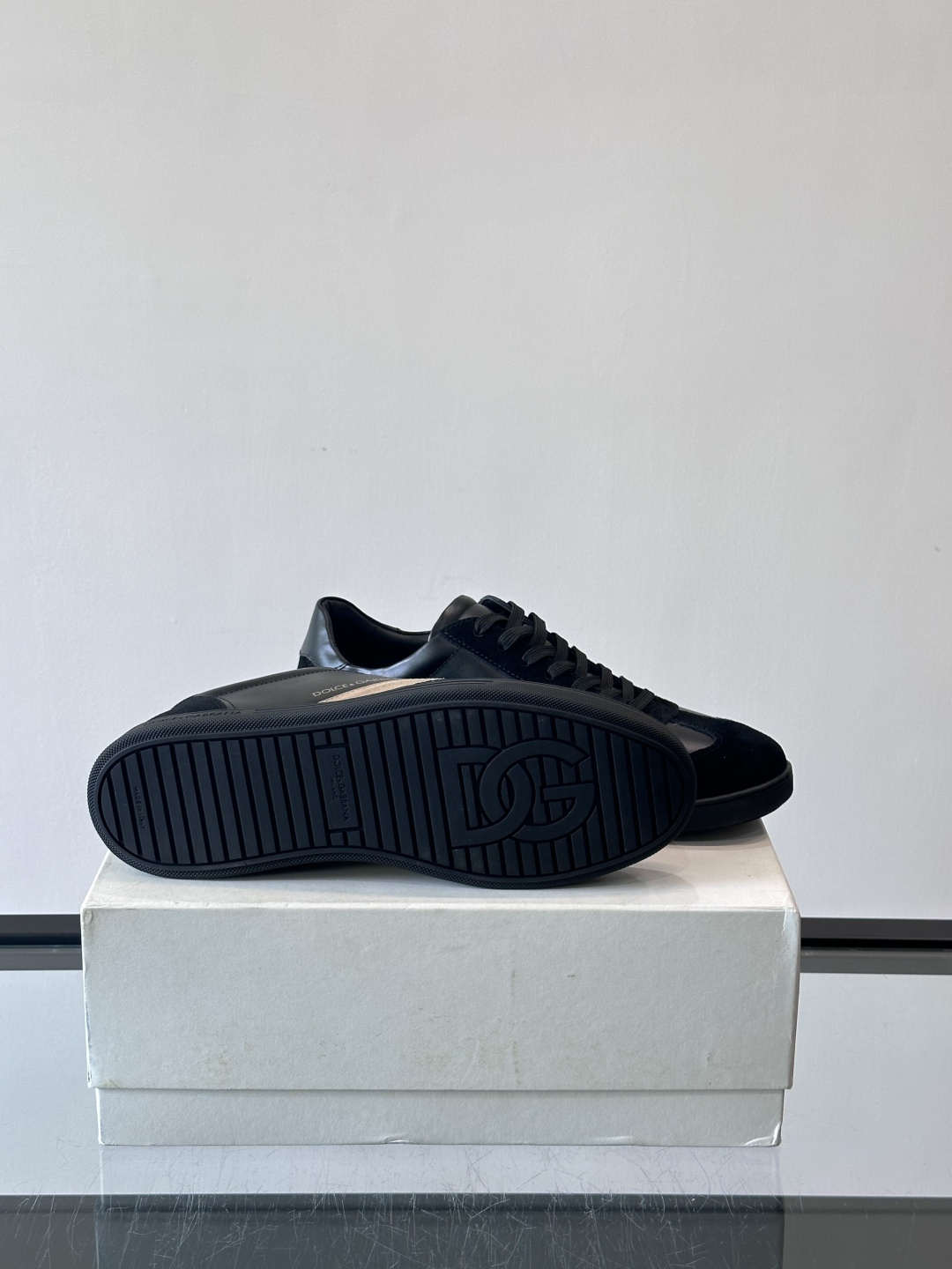 Dolce & Gabbana 德训鞋 麂皮＋牛皮革拼接，质感细腻又耐用。橡胶鞋底防滑耐磨，日常通勤或休