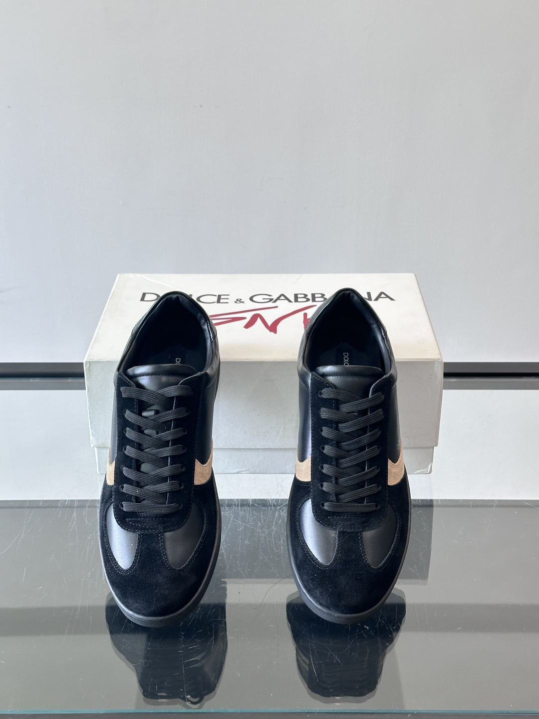 Dolce & Gabbana 德训鞋 麂皮＋牛皮革拼接，质感细腻又耐用。橡胶鞋底防滑耐磨，日常通勤或休