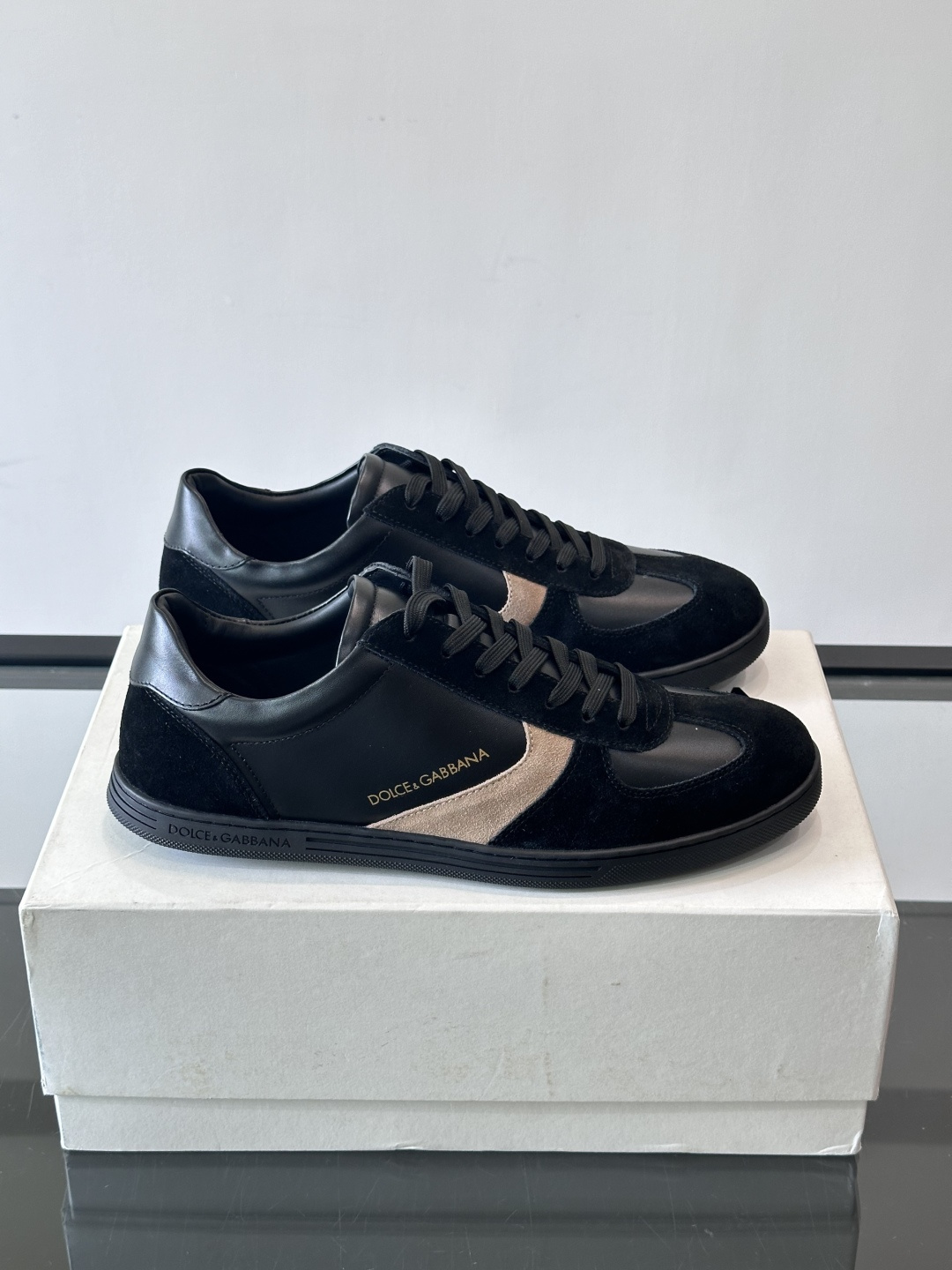 Dolce & Gabbana 德训鞋 麂皮＋牛皮革拼接，质感细腻又耐用。橡胶鞋底防滑耐磨，日常通勤或休