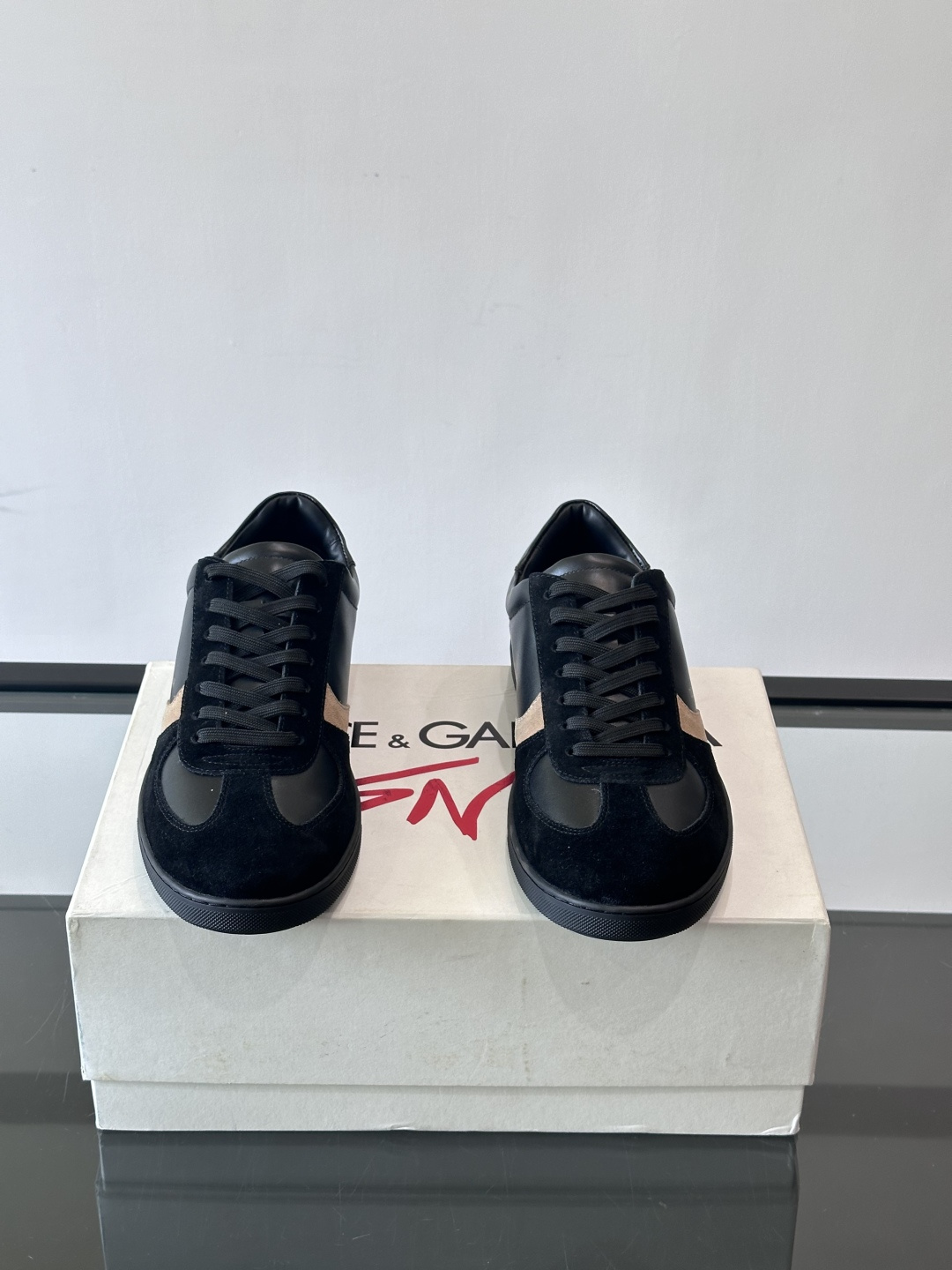 Dolce & Gabbana 德训鞋 麂皮＋牛皮革拼接，质感细腻又耐用。橡胶鞋底防滑耐磨，日常通勤或休