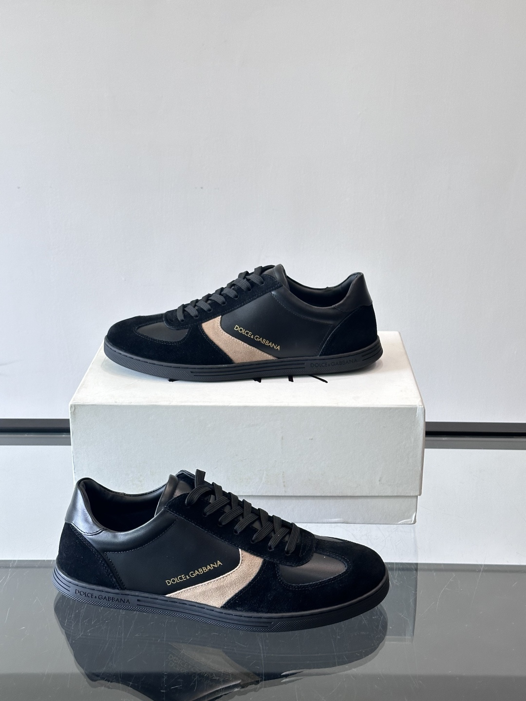 Dolce & Gabbana 德训鞋 麂皮＋牛皮革拼接，质感细腻又耐用。橡胶鞋底防滑耐磨，日常通勤或休