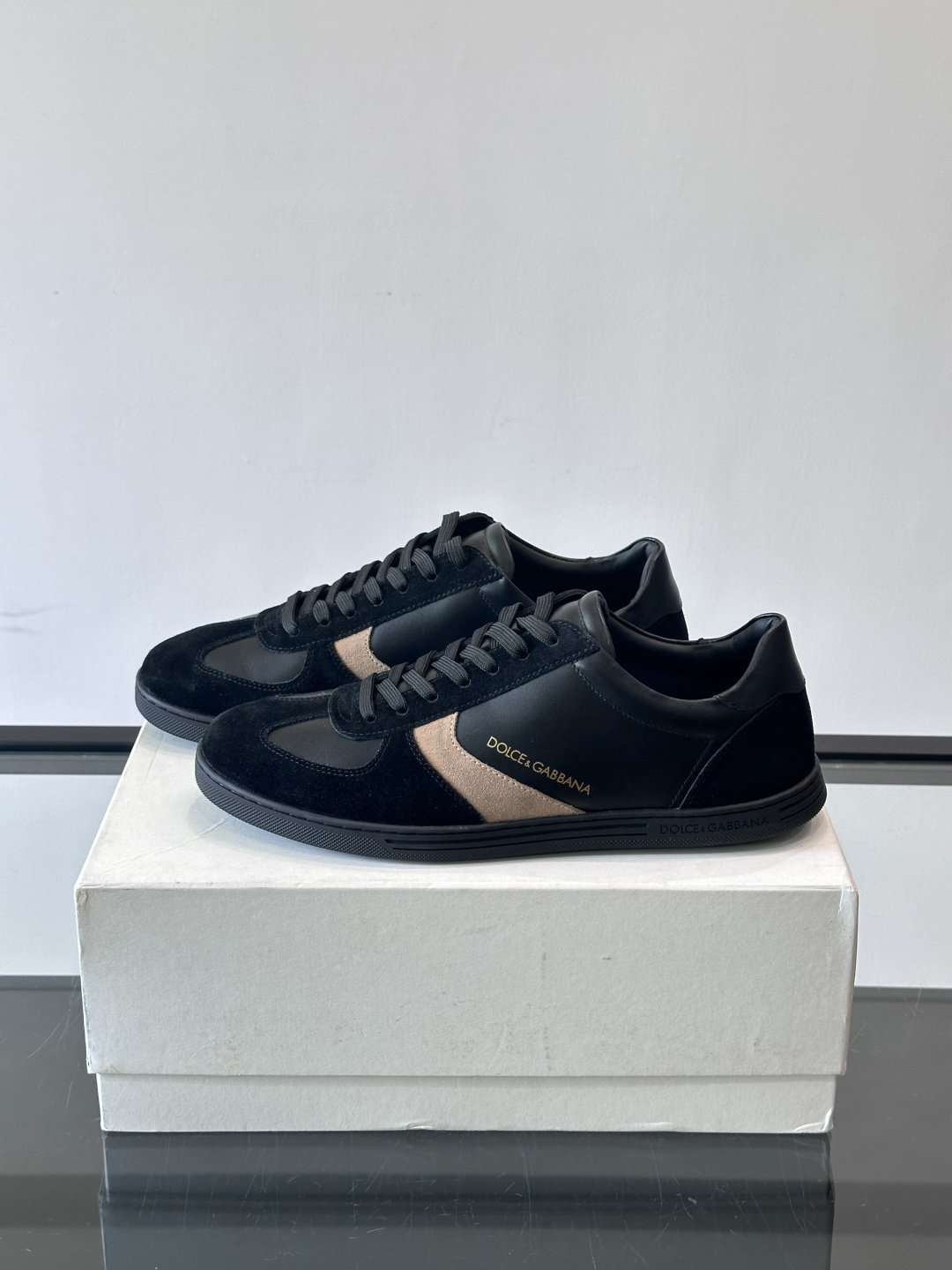 Dolce & Gabbana 德训鞋 麂皮＋牛皮革拼接，质感细腻又耐用。橡胶鞋底防滑耐磨，日常通勤或休