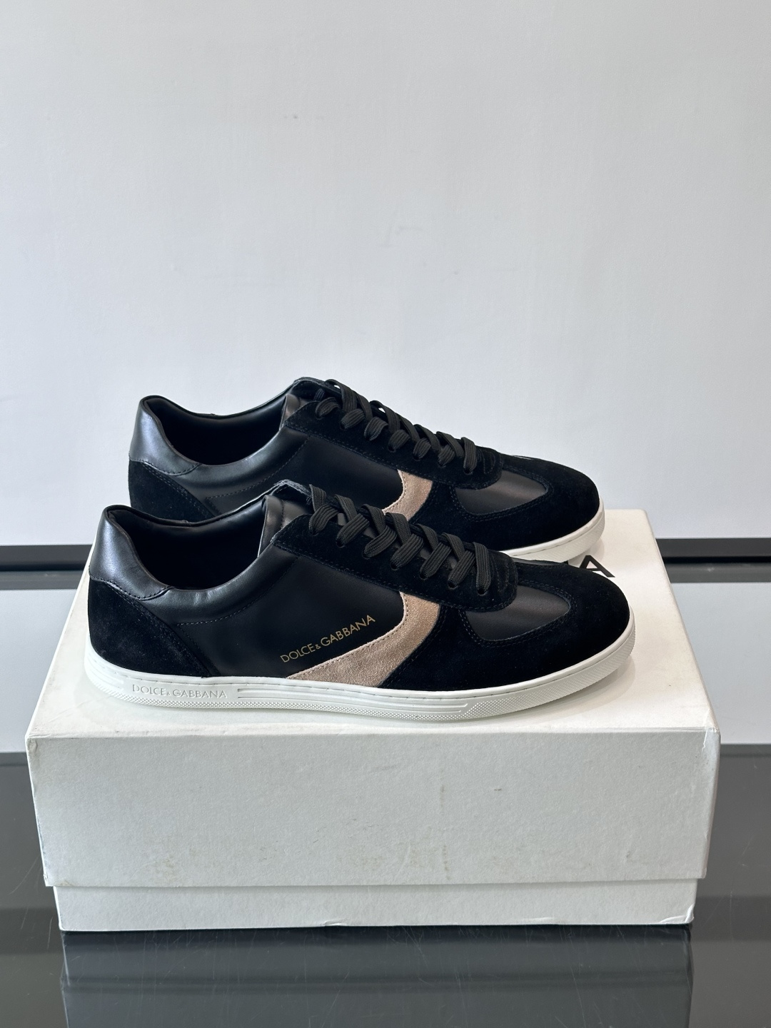 Dolce & Gabbana 德训鞋 麂皮＋牛皮革拼接，质感细腻又耐用。橡胶鞋底防滑耐磨，日常通勤或休