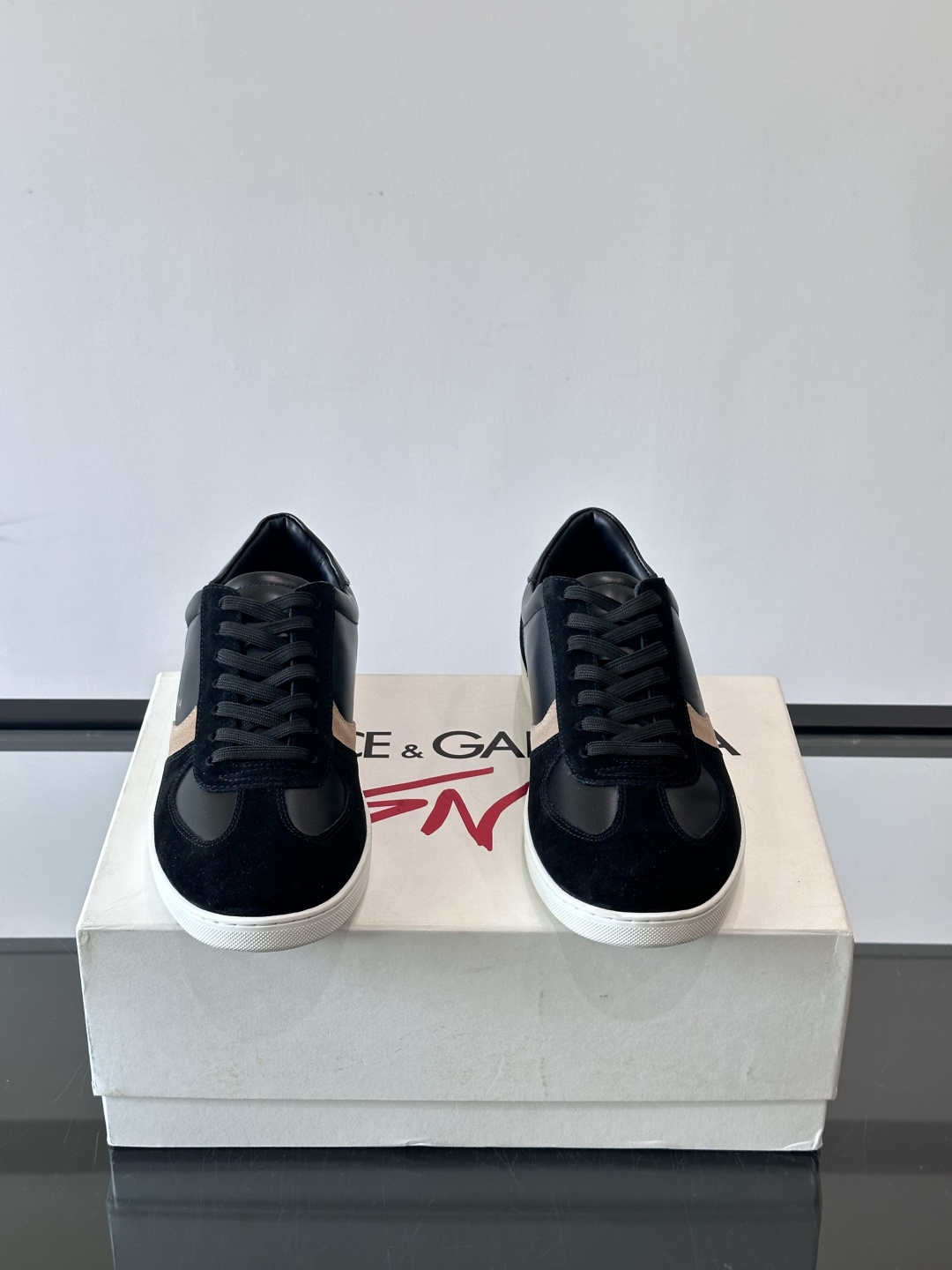 Dolce & Gabbana 德训鞋 麂皮＋牛皮革拼接，质感细腻又耐用。橡胶鞋底防滑耐磨，日常通勤或休