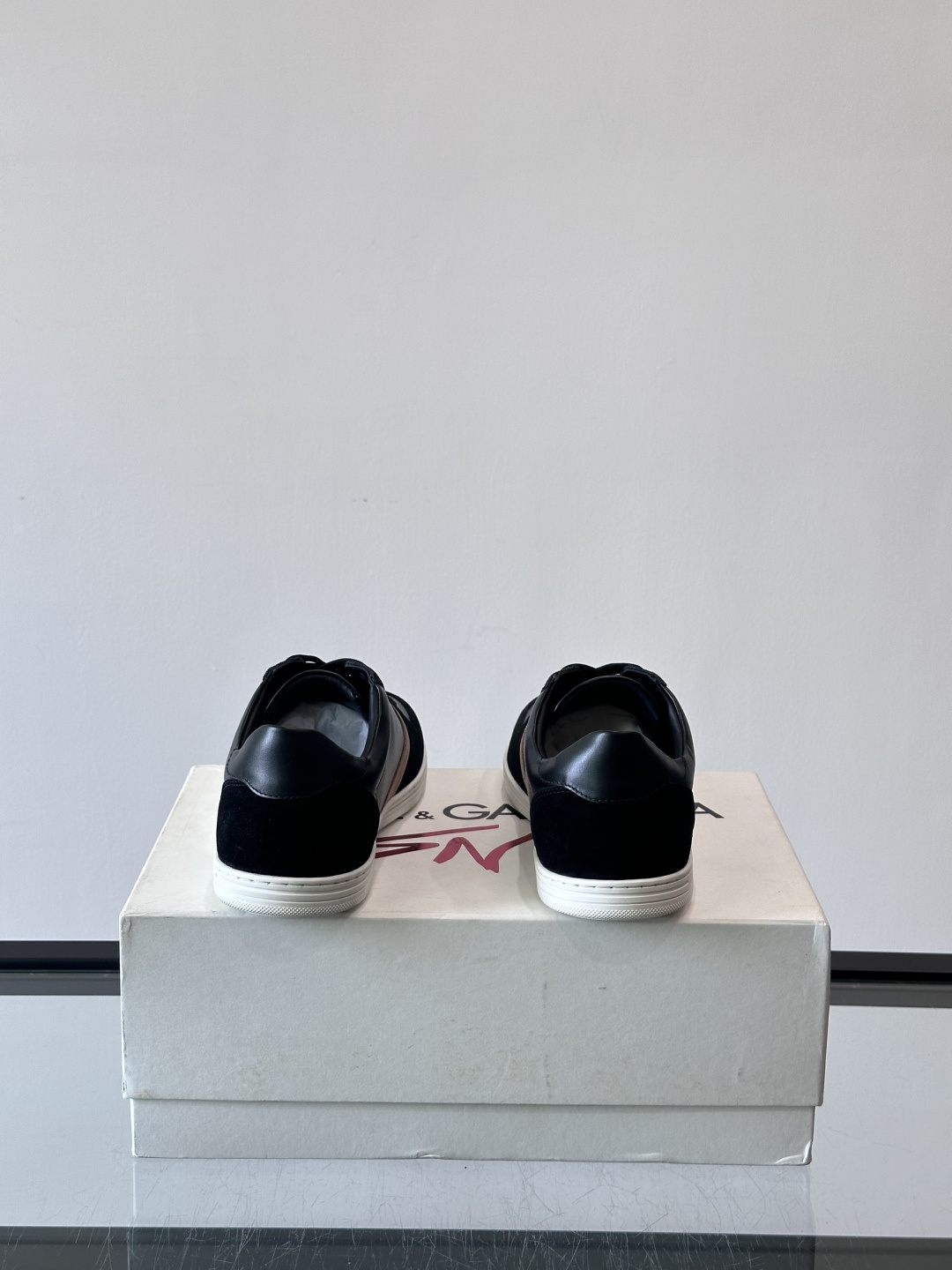 Dolce & Gabbana 德训鞋 麂皮＋牛皮革拼接，质感细腻又耐用。橡胶鞋底防滑耐磨，日常通勤或休