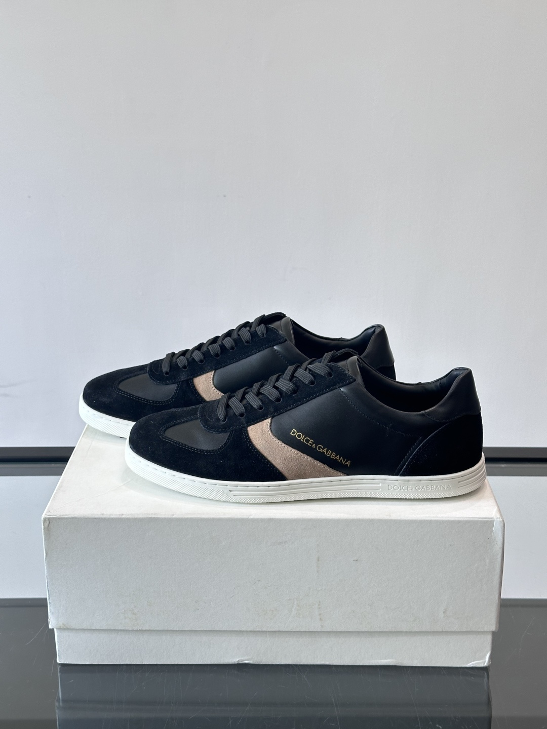 Dolce & Gabbana 德训鞋 麂皮＋牛皮革拼接，质感细腻又耐用。橡胶鞋底防滑耐磨，日常通勤或休