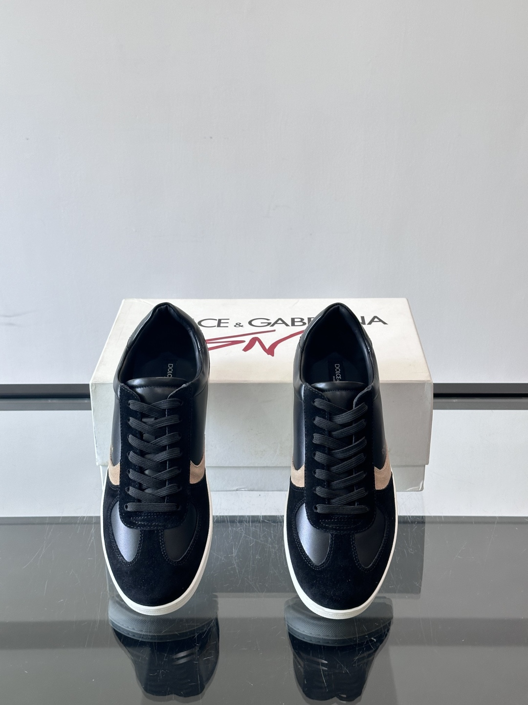 Dolce & Gabbana 德训鞋 麂皮＋牛皮革拼接，质感细腻又耐用。橡胶鞋底防滑耐磨，日常通勤或休