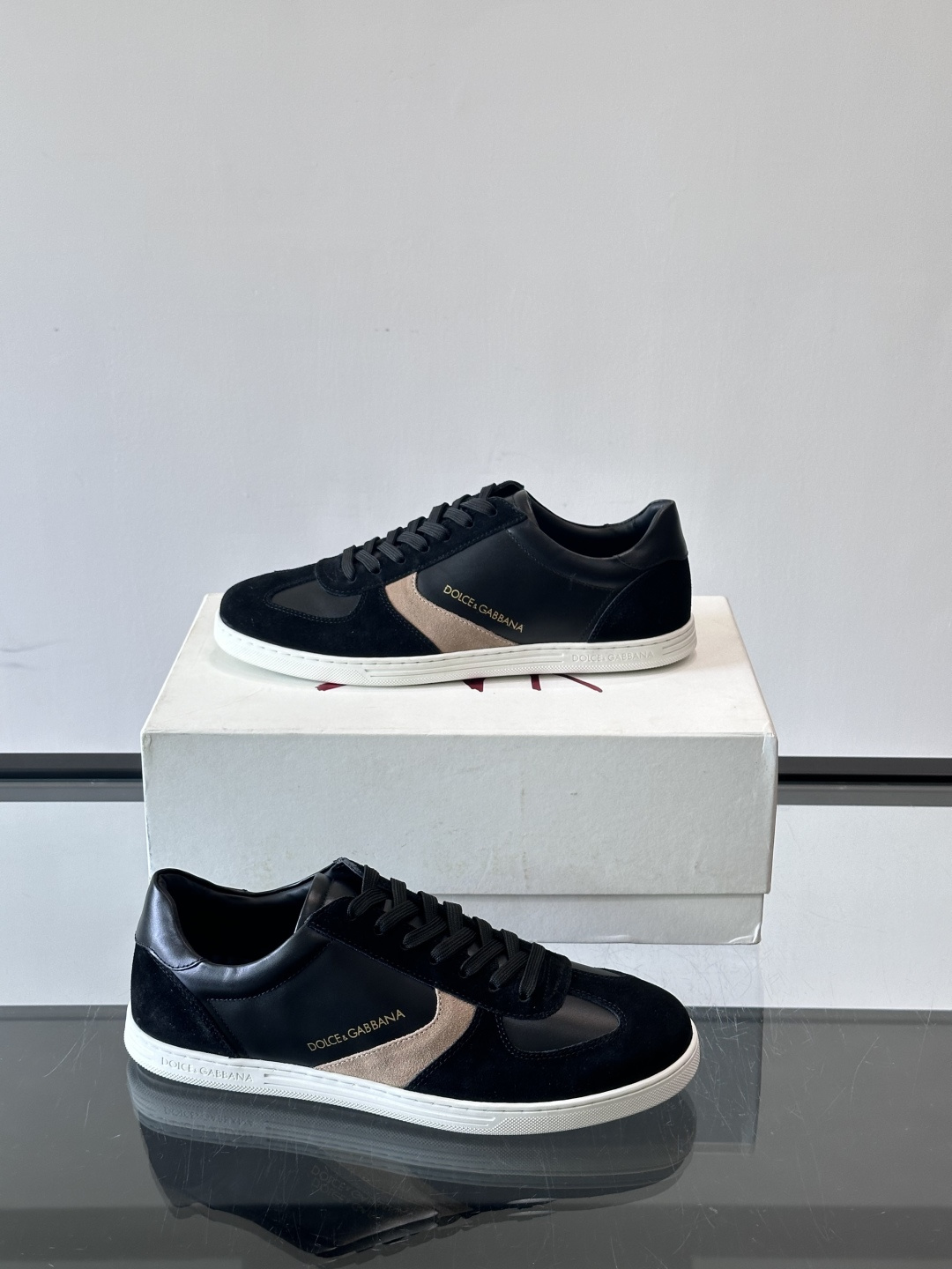 Dolce & Gabbana 德训鞋 麂皮＋牛皮革拼接，质感细腻又耐用。橡胶鞋底防滑耐磨，日常通勤或休