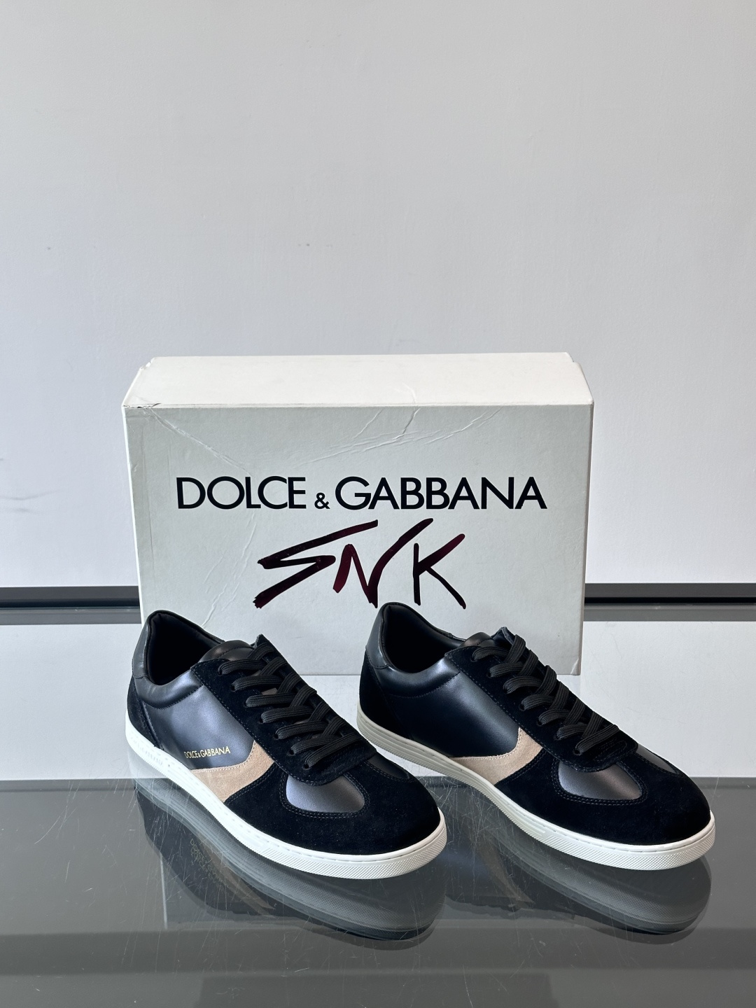Dolce & Gabbana 德训鞋 麂皮＋牛皮革拼接，质感细腻又耐用。橡胶鞋底防滑耐磨，日常通勤或休