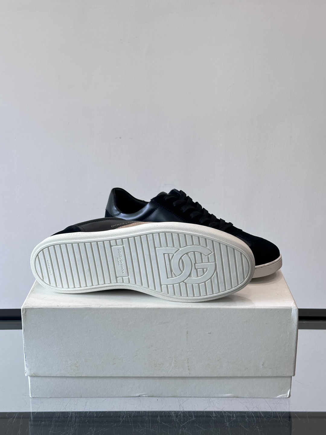 Dolce & Gabbana 德训鞋 麂皮＋牛皮革拼接，质感细腻又耐用。橡胶鞋底防滑耐磨，日常通勤或休