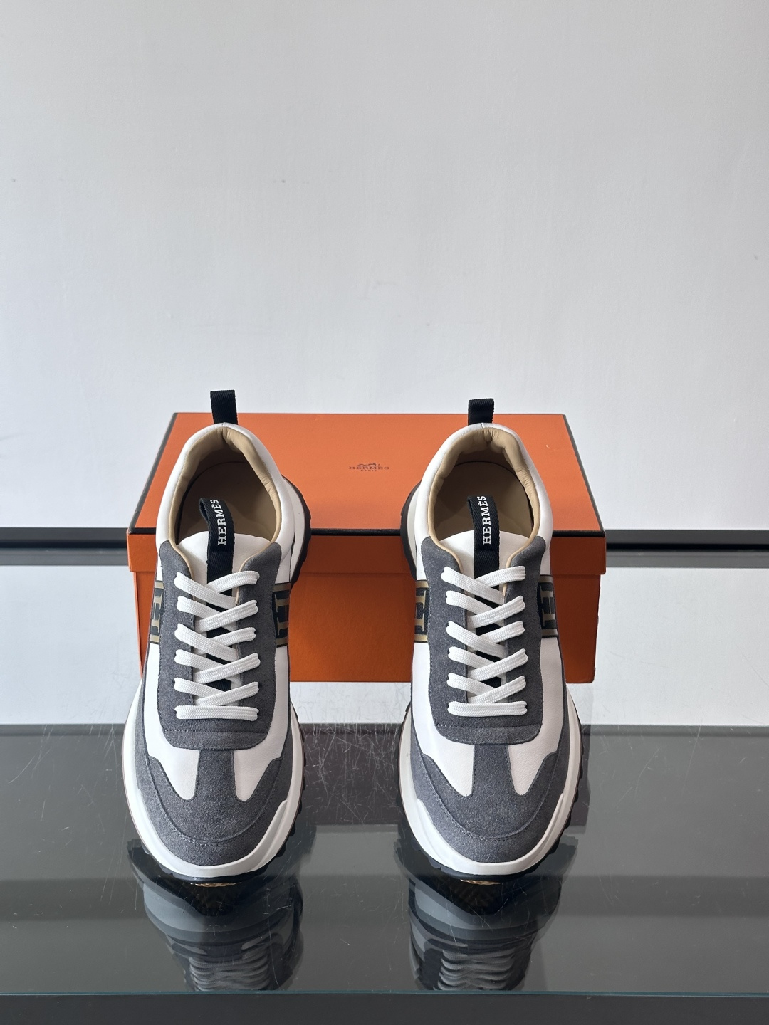 爱马仕Hugo系列厚底运动鞋，拼色设计，麂皮+牛皮材质，质感细腻又耐用。侧面“H”标志超有辨识度，厚底橡