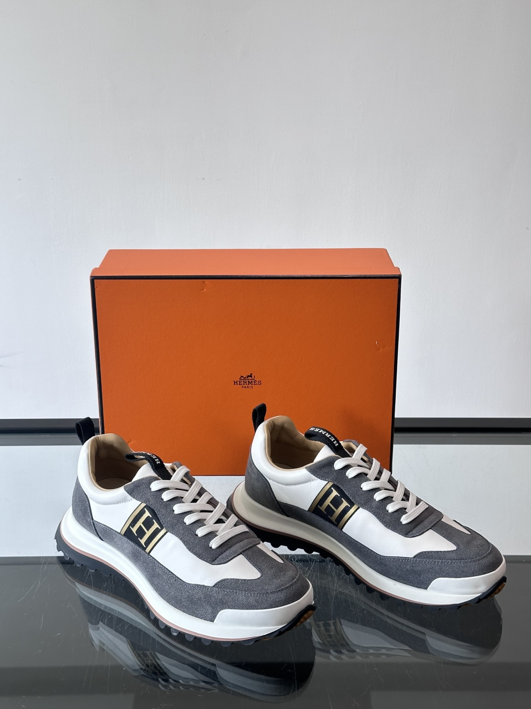 爱马仕Hugo系列厚底运动鞋，拼色设计，麂皮+牛皮材质，质感细腻又耐用。侧面“H”标志超有辨识度，厚底橡