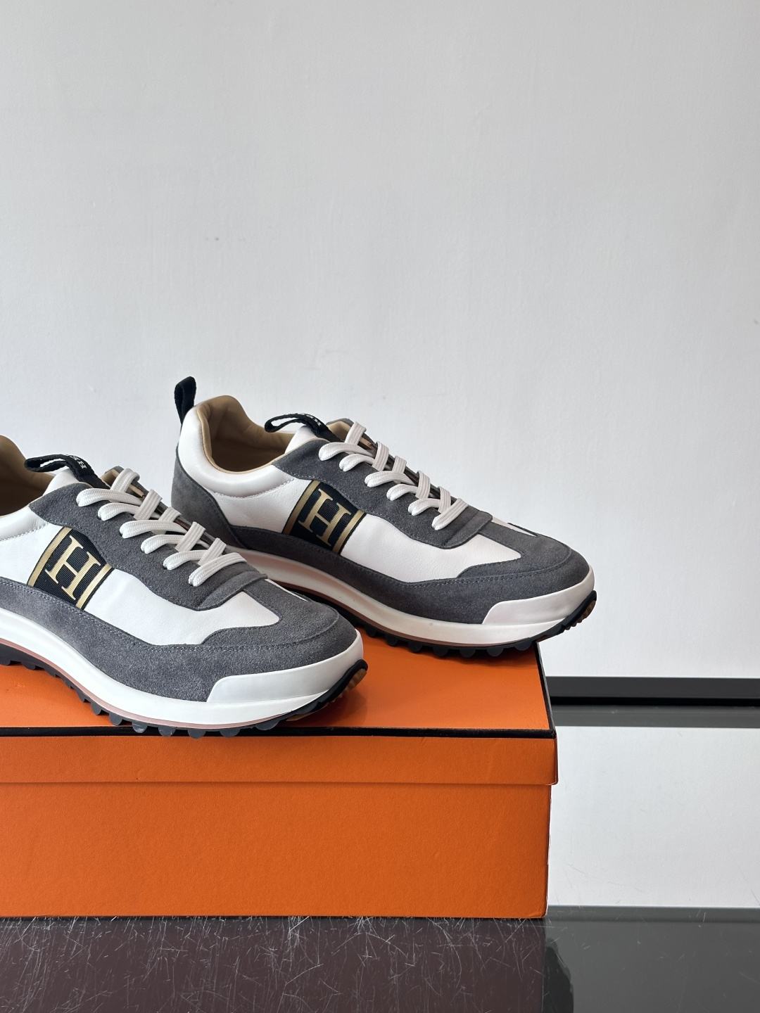 爱马仕Hugo系列厚底运动鞋，拼色设计，麂皮+牛皮材质，质感细腻又耐用。侧面“H”标志超有辨识度，厚底橡