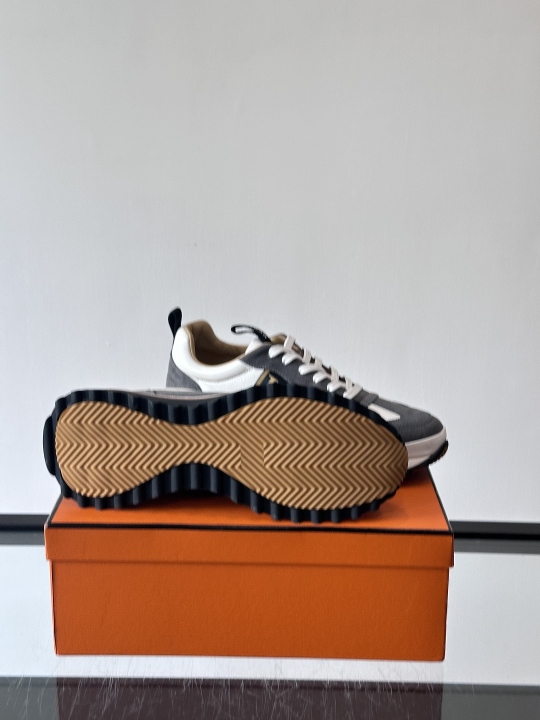 爱马仕Hugo系列厚底运动鞋，拼色设计，麂皮+牛皮材质，质感细腻又耐用。侧面“H”标志超有辨识度，厚底橡