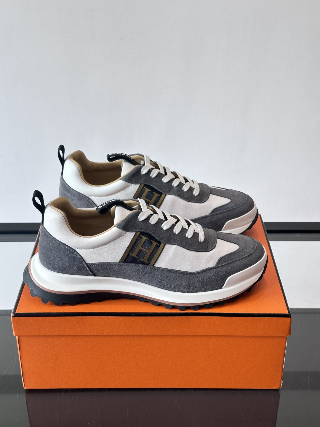 爱马仕Hugo系列厚底运动鞋，拼色设计，麂皮+牛皮材质，质感细腻又耐用。侧面“H”标志超有辨识度，厚底橡