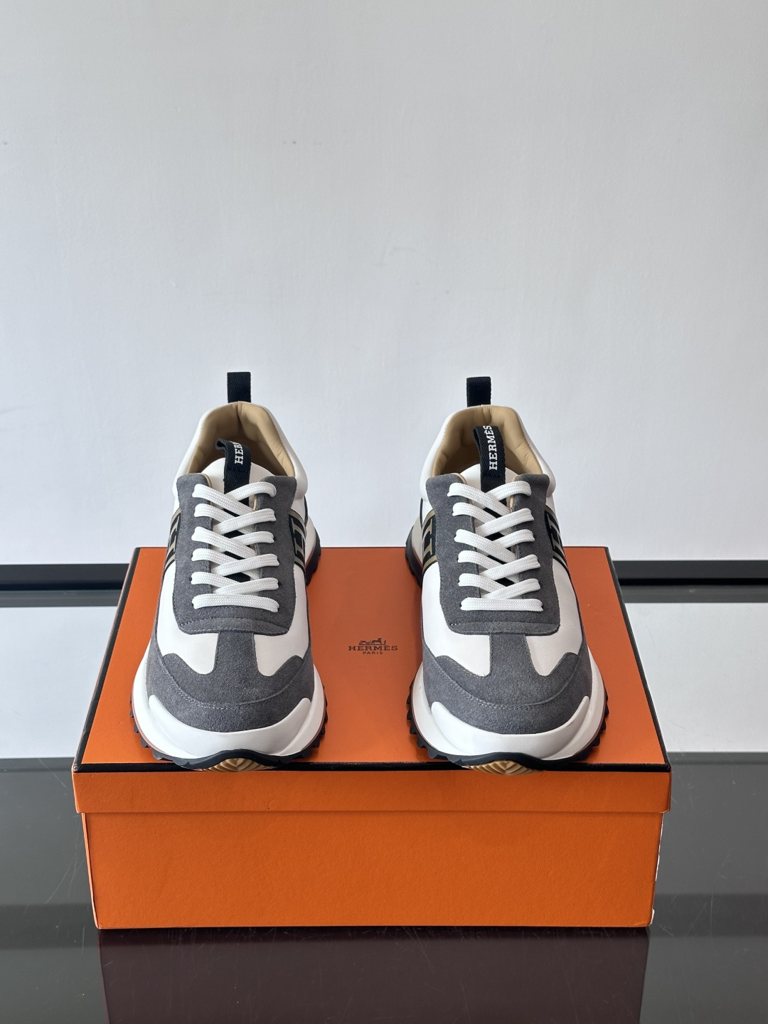 爱马仕Hugo系列厚底运动鞋，拼色设计，麂皮+牛皮材质，质感细腻又耐用。侧面“H”标志超有辨识度，厚底橡