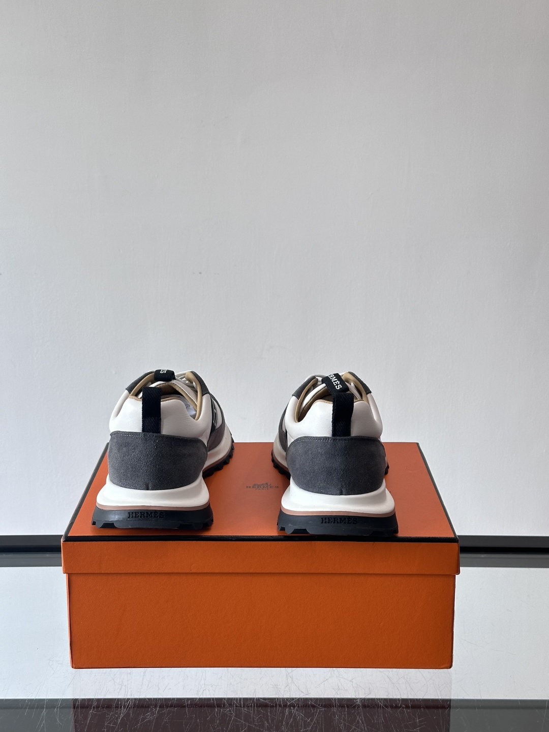 爱马仕Hugo系列厚底运动鞋，拼色设计，麂皮+牛皮材质，质感细腻又耐用。侧面“H”标志超有辨识度，厚底橡